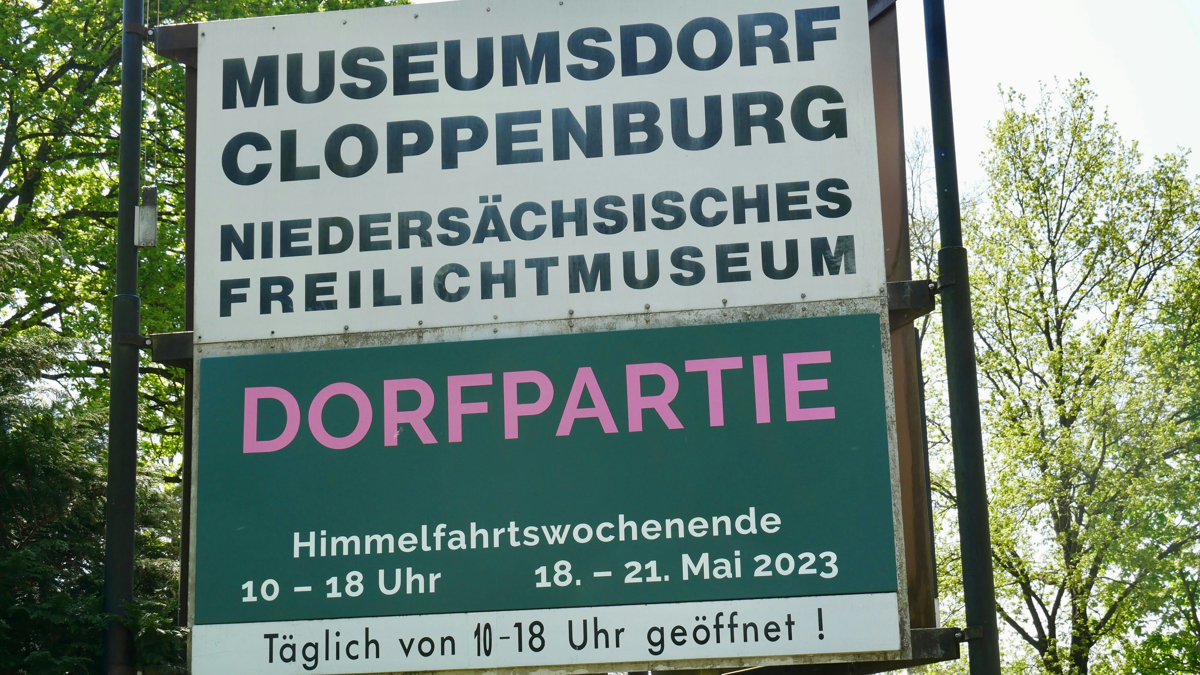 Schon ausgeschildert: Am Himmelfahrtswochenende zieht die Dorfpartie wieder Zehntausende ins Museumsdorf Cloppenburg. Foto: Dickerhoff
