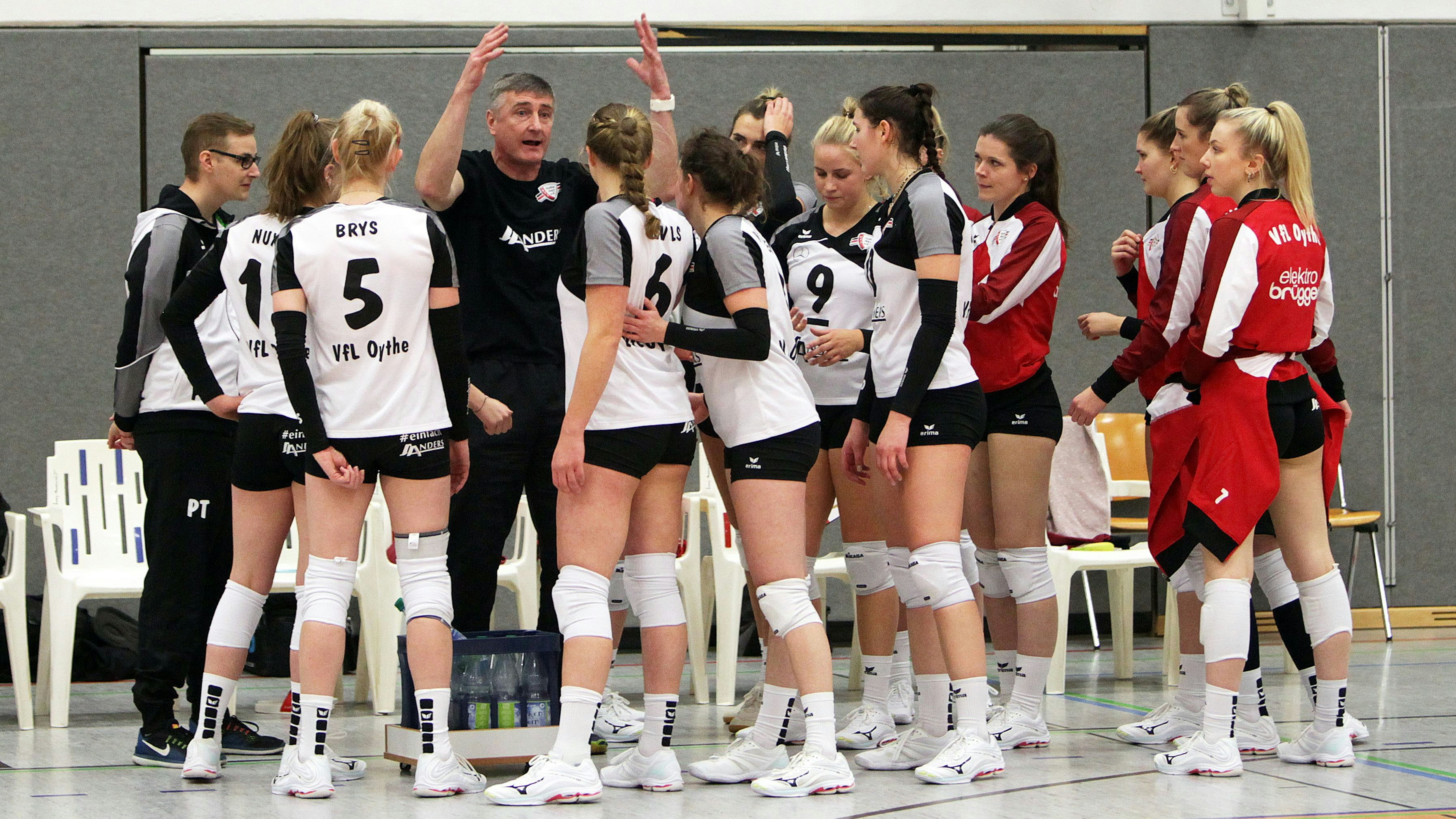 Will jetzt eine Reaktion sehen: VfL-Trainer Zoran Nikolic, hier mit seinen Spielerinnen bei der Teamansprache im letzten Spiel gegen die Skurios Volleys Borken. Foto: Schikora