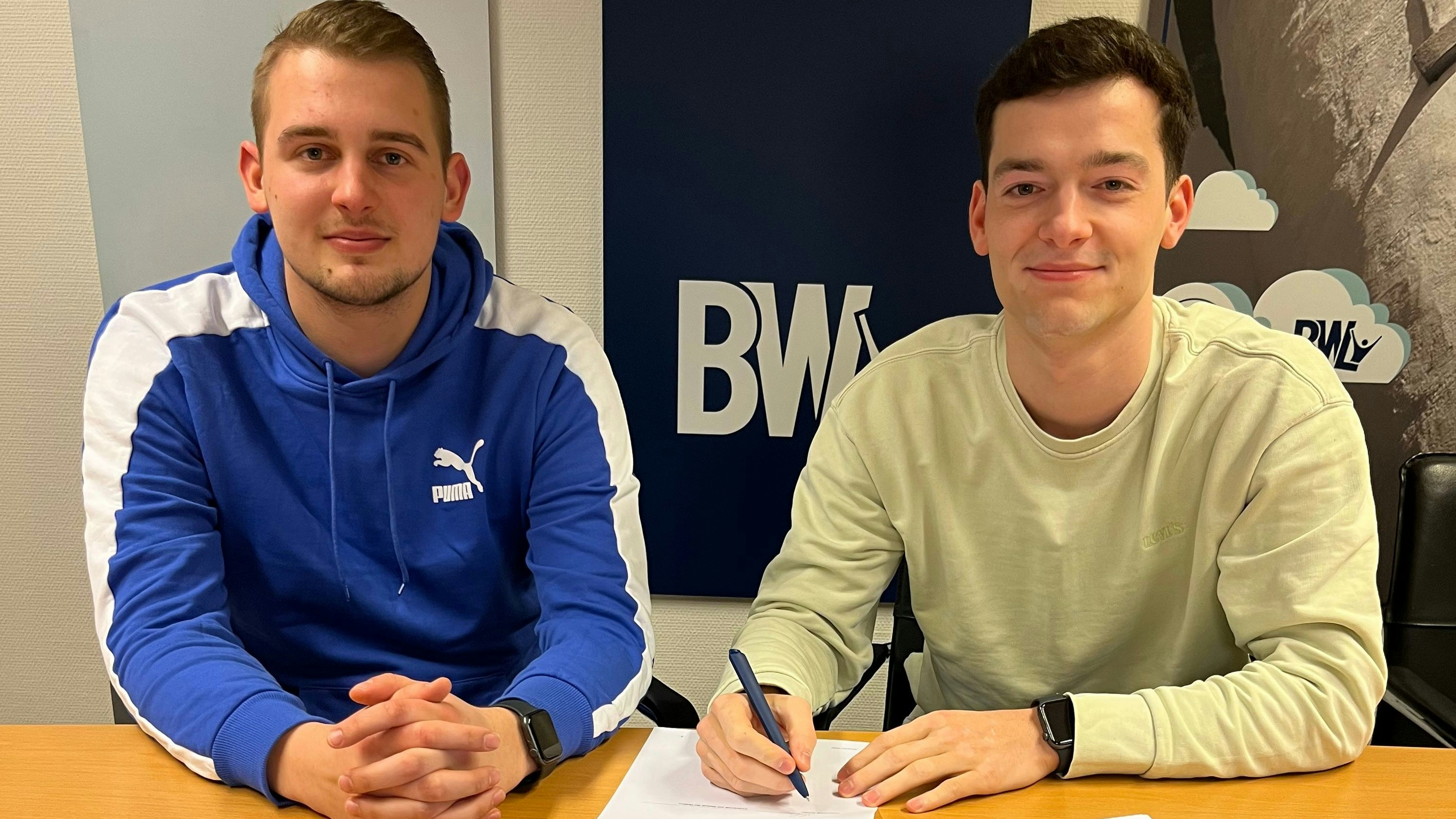 Der Neue unterschreibt: Nico Thoben (rechts) und Lohnes Sportlicher Leiter Luca Scheibel. Foto: BW Lohne