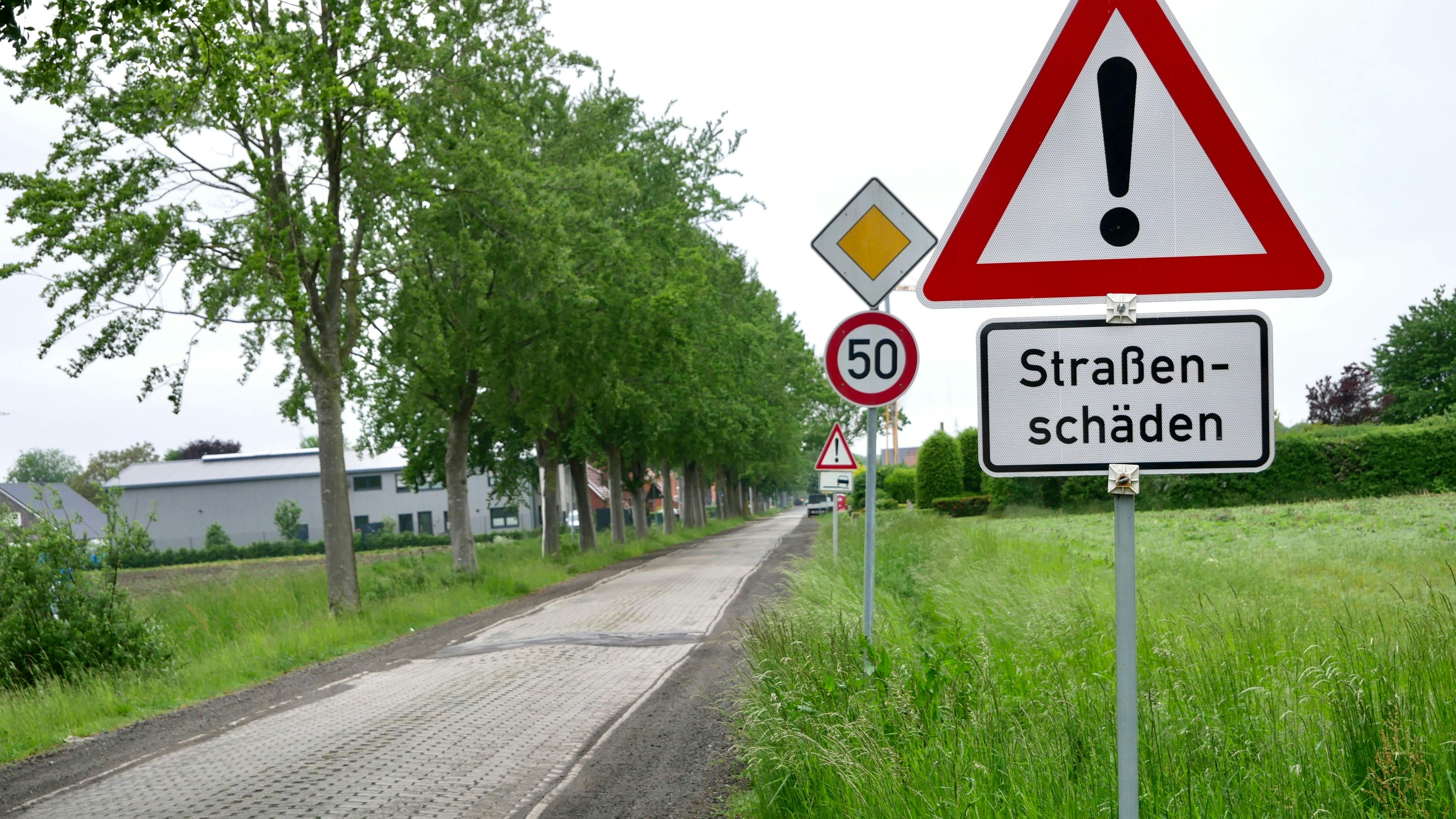 Nicht mehr im besten Zustand: Die Straße "Alter Emsteker Weg" wird ausgebaut. Foto: Dickerhoff