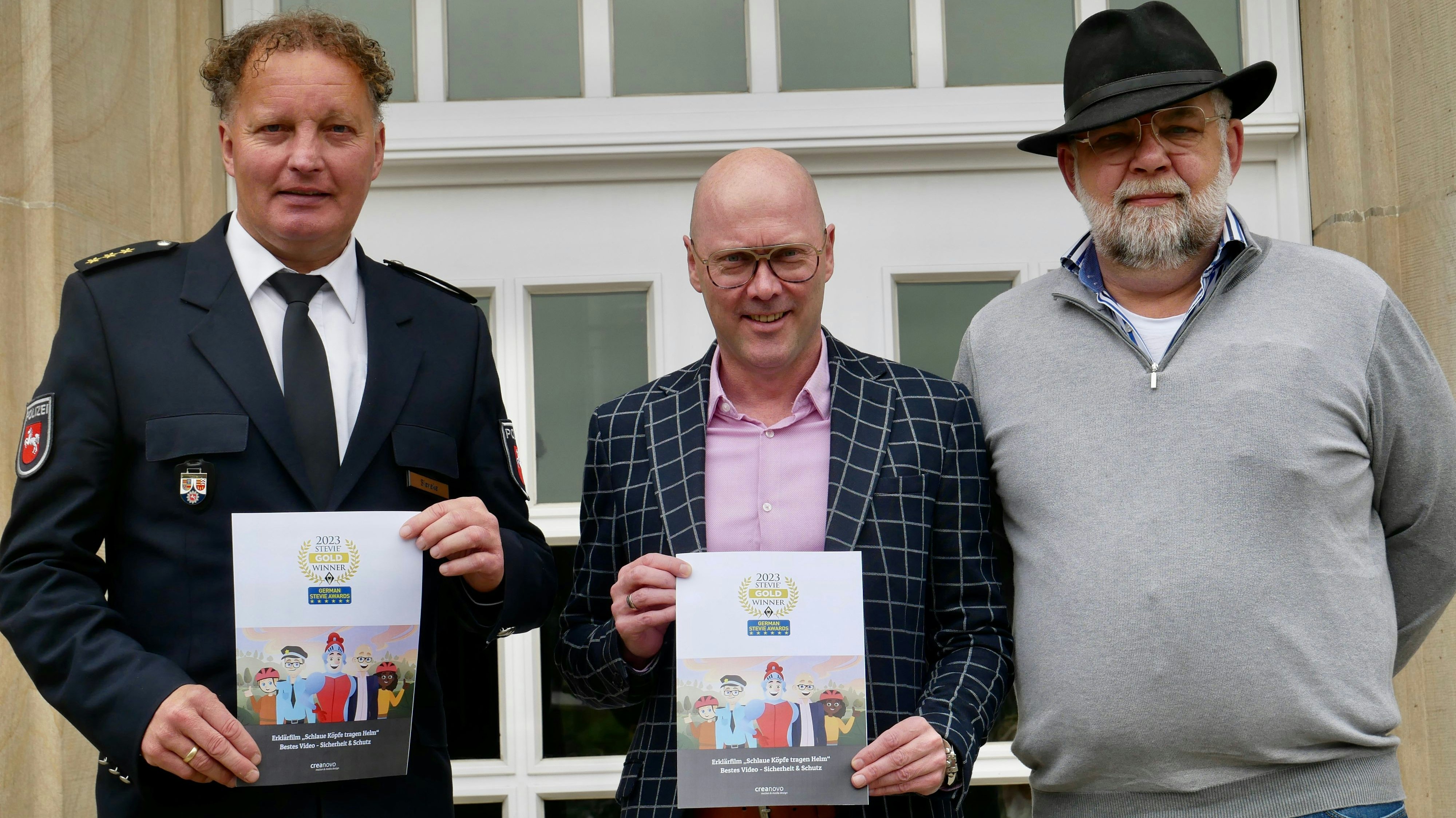 Die nächste Auszeichnung: (von links) Walter Sieveke, Neidhard Varnhorn und Arwid Romey freuen sich über einen weiteren Preis für den Film „Schlaue Köpfe tragen Helm“. Foto: Dickerhoff