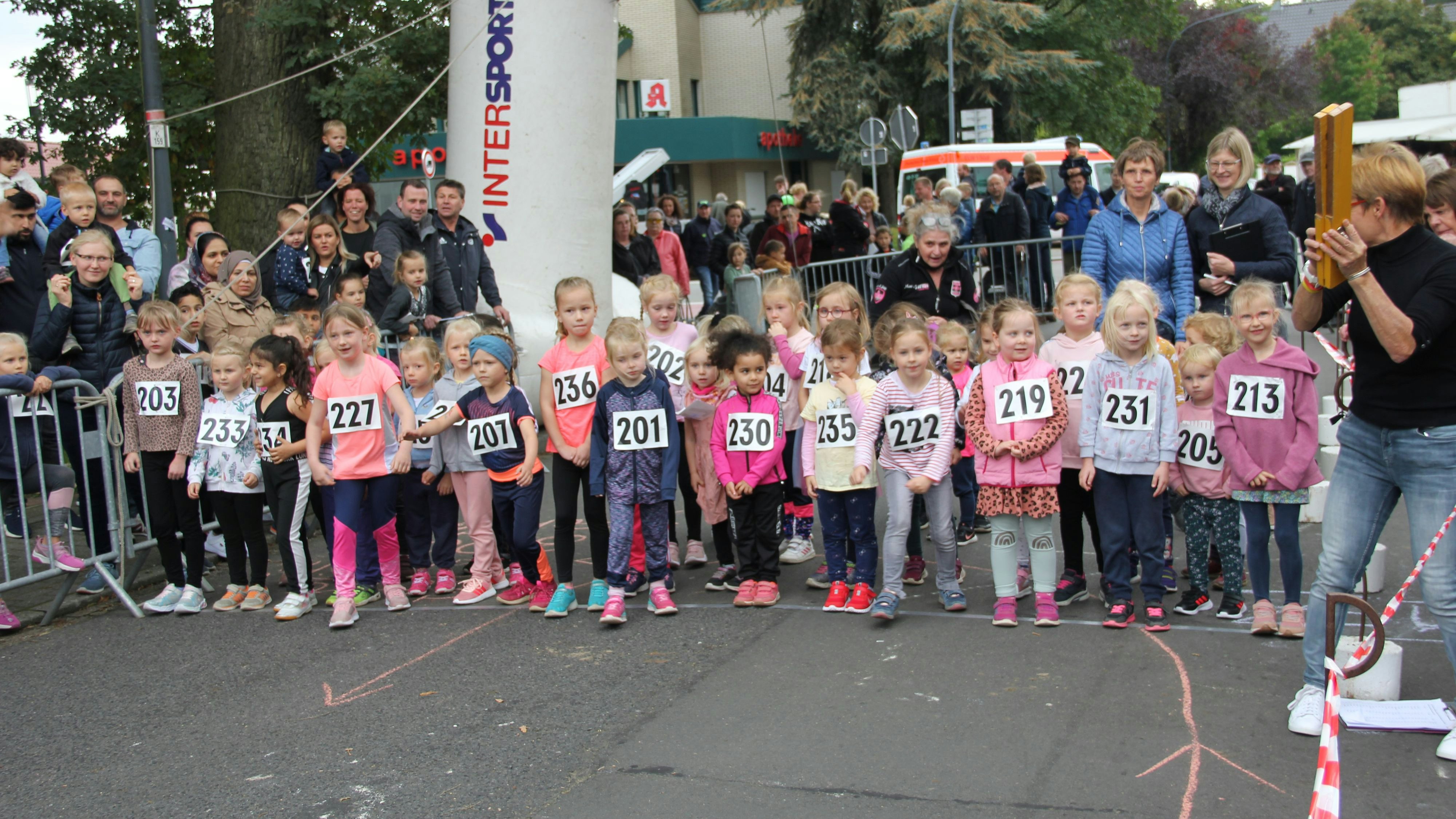 Ein Höhepunkt der Laufwettbewerbe: Mädchen und Jungen des Kindergartens St. Michael gingen bei den Bambiniläufen an den Start. Fotos: Kock