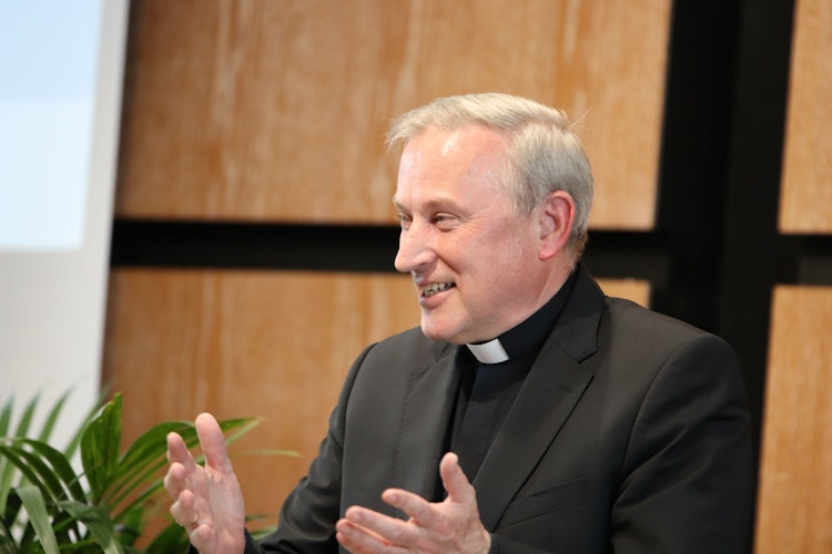 Weihbischof Wilfried Theising freut sich über die kompetente Verstärkung. Foto: Universität Vechta