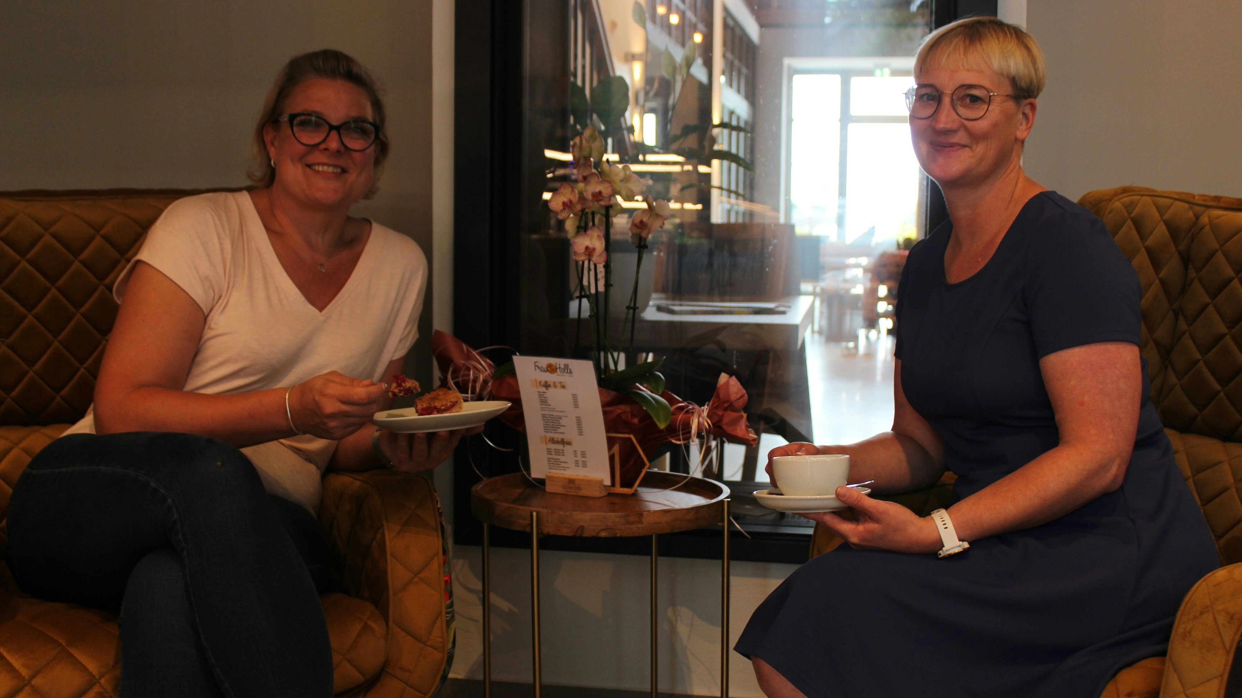 Daniela Busse (links) und Nina Dannenberg betreiben mit "Frau Holle"&nbsp; ein Café und einen Hofladen, außerdem bieten sie hier Seminare an. Foto: Heinzel