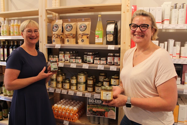 Nina Dannenberg (links) und Daniela Busse setzen auf regionale Produkte, wie Löffelnuss aus Goldenstedt oder Visbeker Landhonig. Foto: Heinzel