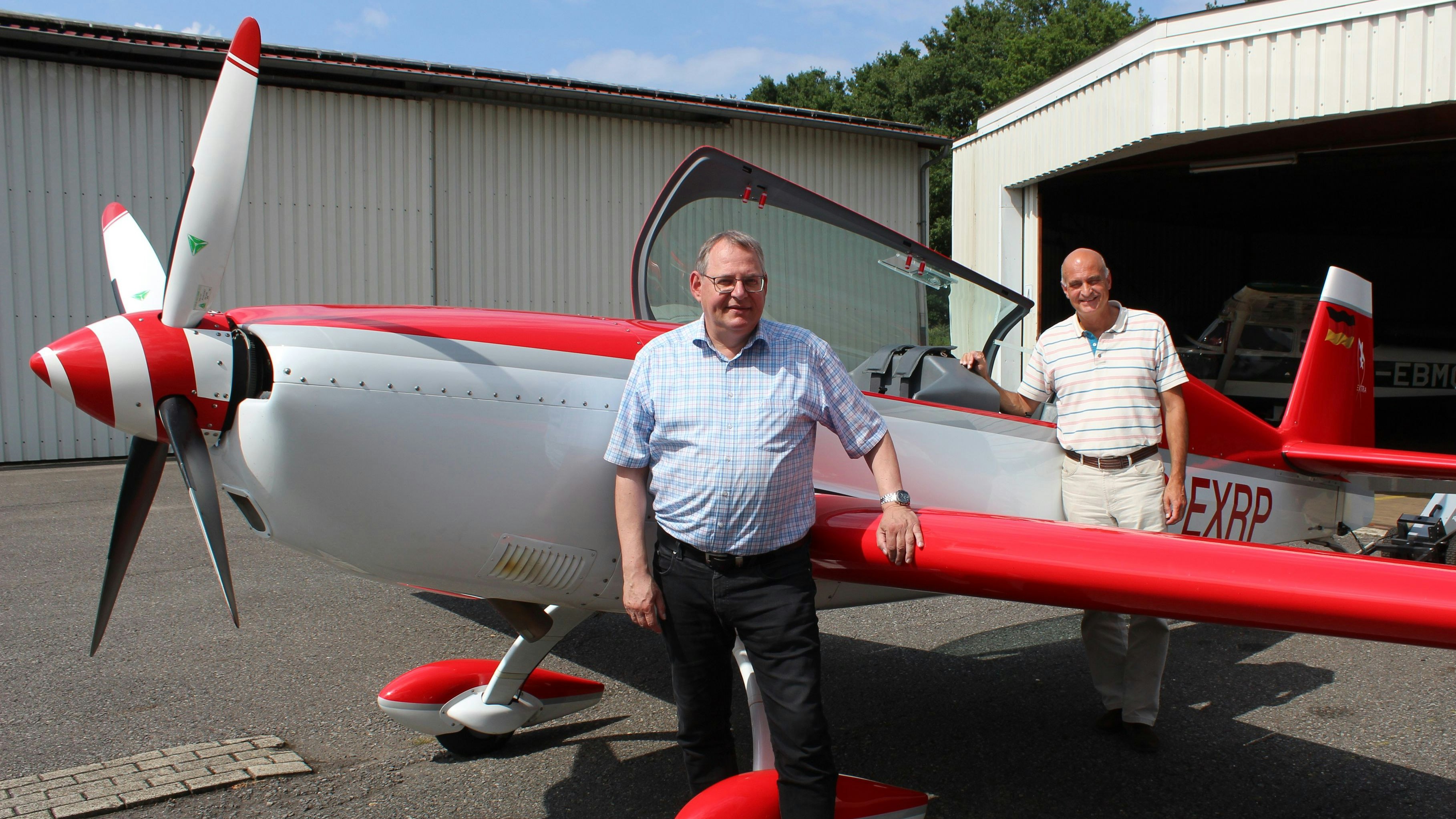 Sie gehen gerne in die Luft: Markus Graw (links) und Uwe Krabbe freuen sich auf den "Erlebnistag Fliegen" des Aero-Clubs Damme am 10. September und hoffen auf viele interessierte Teilnehmer. Foto: Heinzel