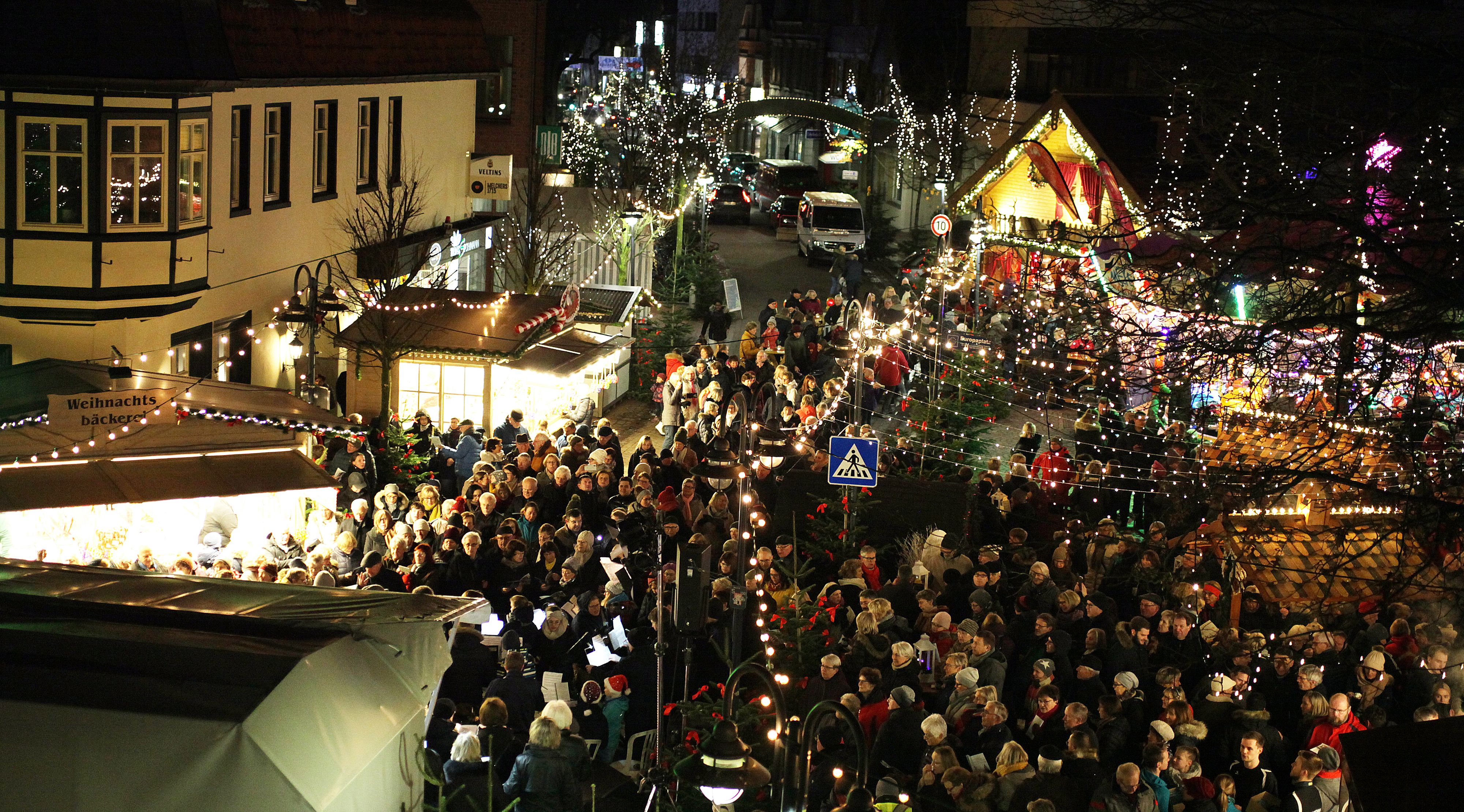 Bunte Lichter: In diesem Jahr findet der Weihnachtsmarkt in Vechta wieder statt – und dieses Mal sogar eine Woche früher. Foto: Schikora