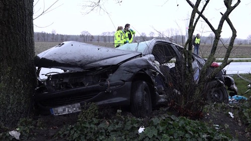 Schwerer Verkehrsunfall in Garrel: Auto prallt gegen Baum