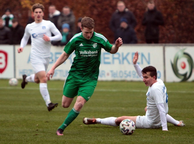 Sololauf in Mühlen: GWM-Offensivspieler Leo Westermann (Mitte) im Spiel gegen den SV Meppen II. Foto: Schikora