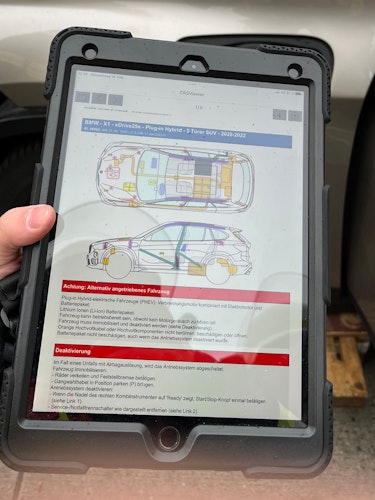 Fahrzeugdaten: Die Informationen zum verunglückten Auto bekommen die Retter auf das Tablet geladen. Foto: Ellmann, Feuerwehr Emstek