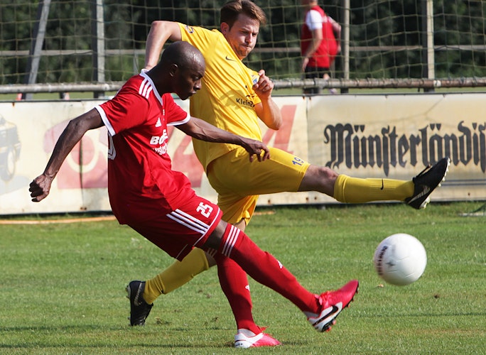 Flanke und Blockversuch: Oythes Mittelfeldspieler Mahmoud Saddik (links) im Testduell beim TuS Emstekerfeld. Foto: Schikora