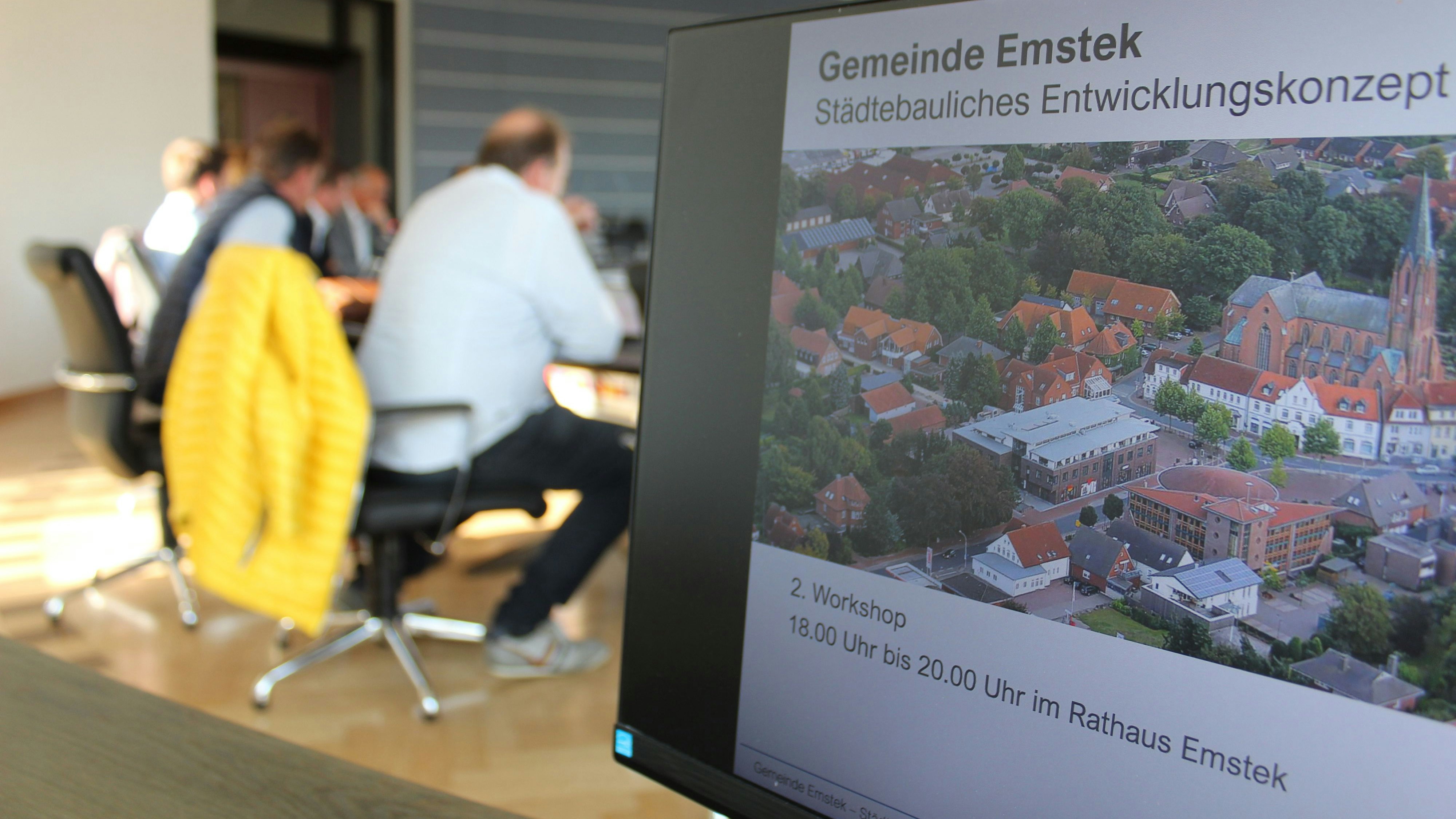Im Ratssaal trafen sich interessierte Bürger um am Städtebaulichen Entwicklungskonzept mitzuwirken. Foto: Heinzel
