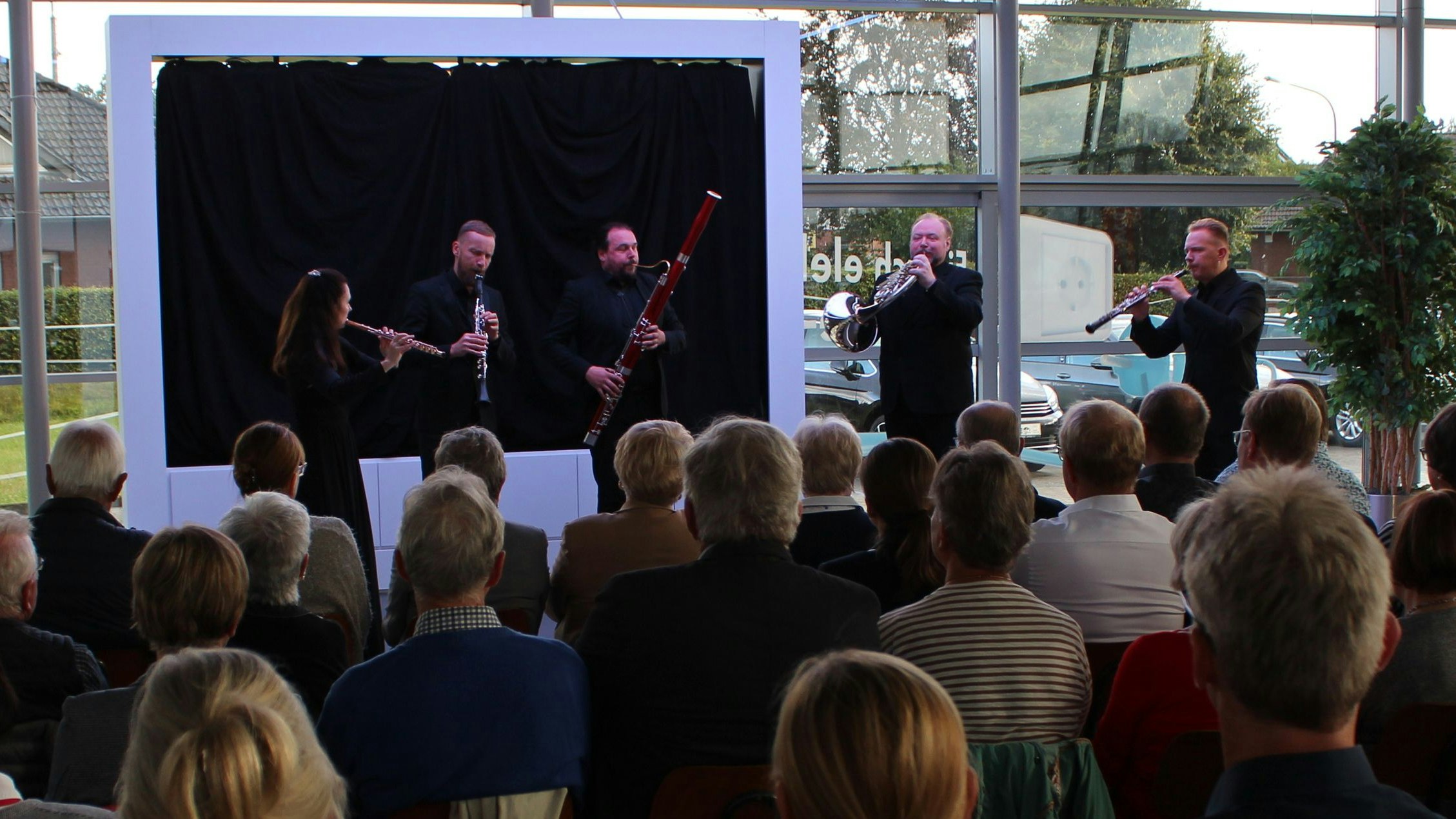 Das Konzert im Dinklager Autohaus Ruhe war gut besucht. Foto: Heinzel