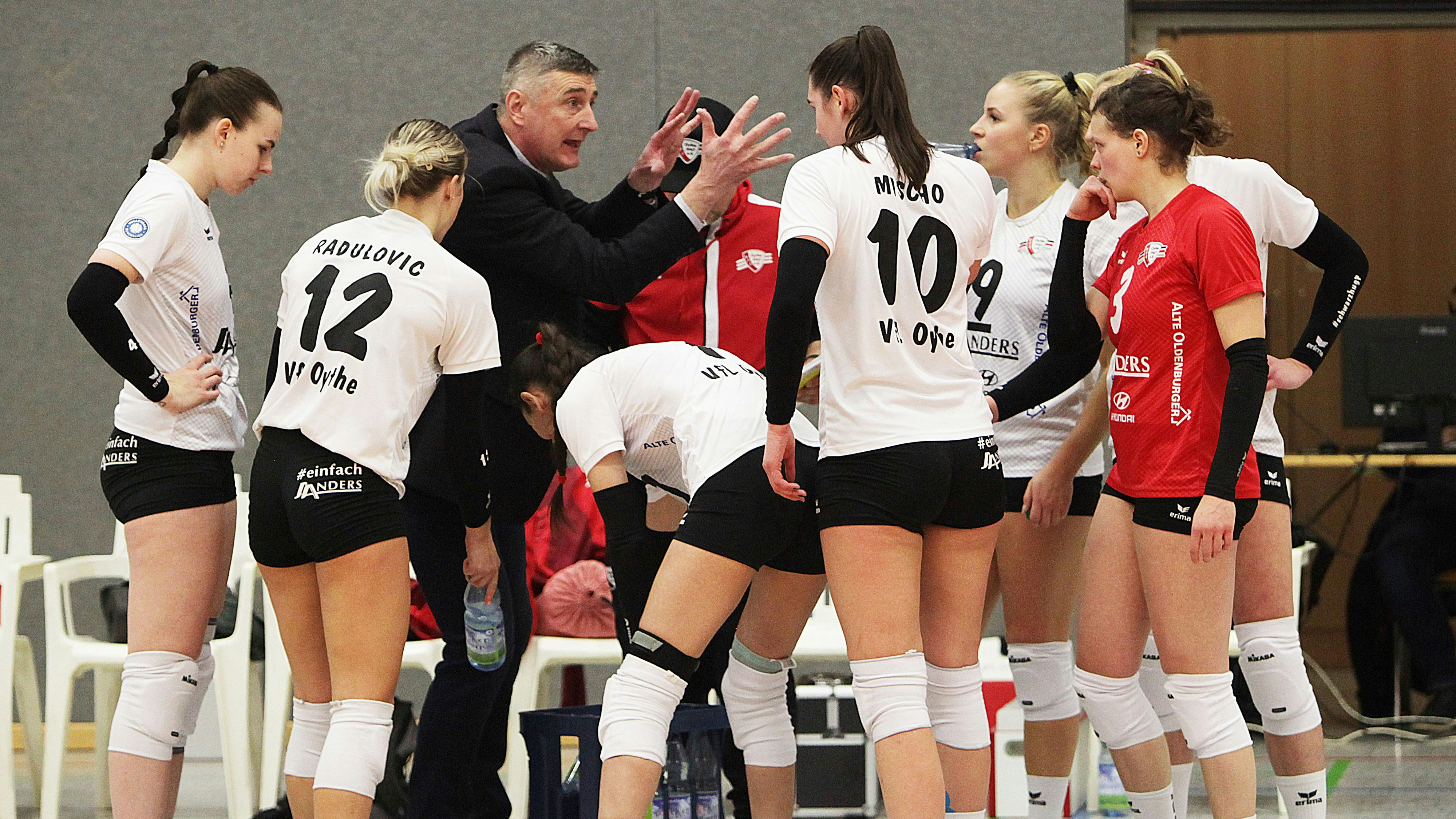 Kurze Auszeit: Trainer Zoran Nikolic gibt den Volleyballerinnen des VfL Oythe während einer Trinkpause letzte Anweisungen mit. Foto: Schikora
