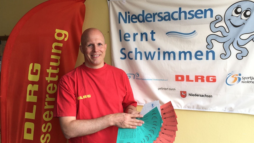 Freut sich auf volle Kurse: Thomas Bullermann ist Schwimmtrainer bei der DLRG-Ortsgruppe Vechta. Foto: DLRG Vechta