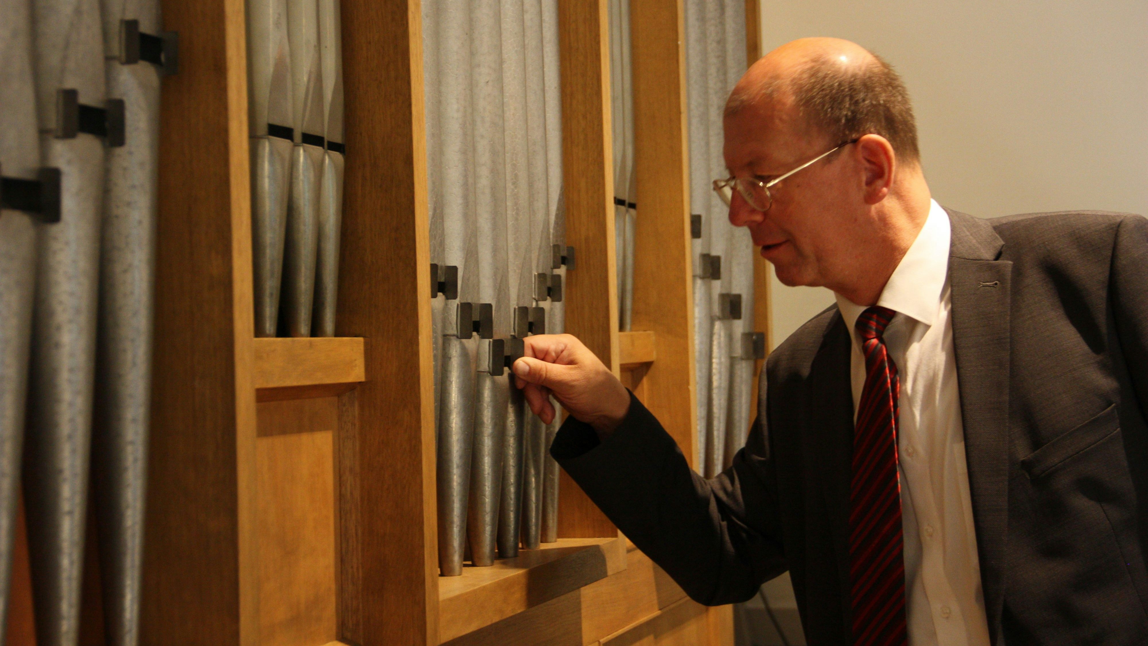 Inspektion: Pfarrer Fridtjof Amling nimmt die Orgel unter die Lupe.&nbsp; &nbsp;Foto: Bernhardt