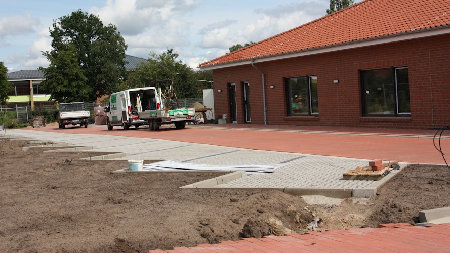Fast fertig: Der neue Parkplatz und der Neubau der Kindertagesstätte.  Foto: Bernhardt