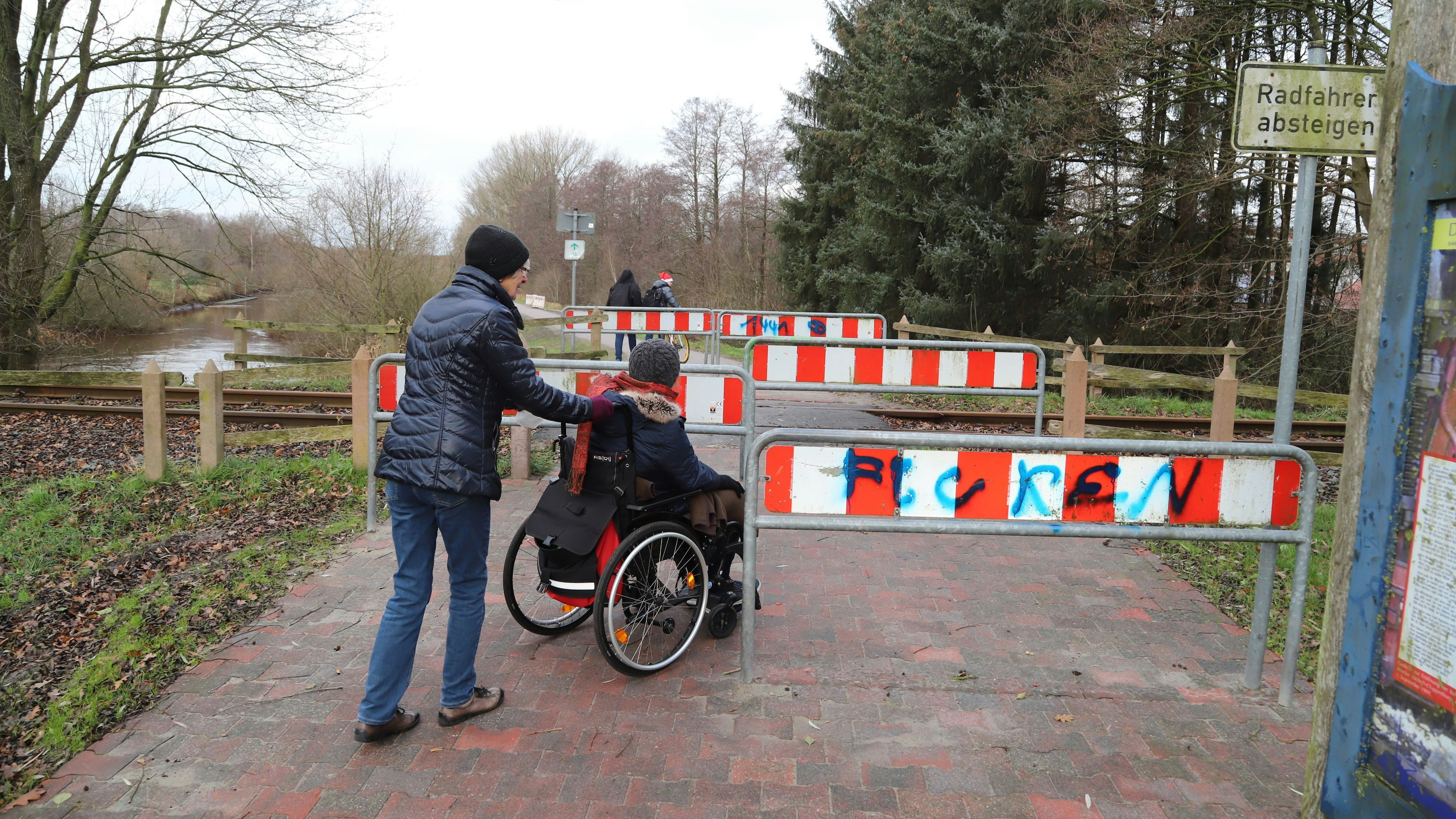 Endlich breit genug: Die Absperrungen beim Bahnübergang bei der ehemaligen Eisenbahnbrücke in Barßel wurden großzügiger gestaltet – so, dass sie nun auch für Dreiräder und Rollstuhlfahrer passierbar sind. Foto: C. Passmann