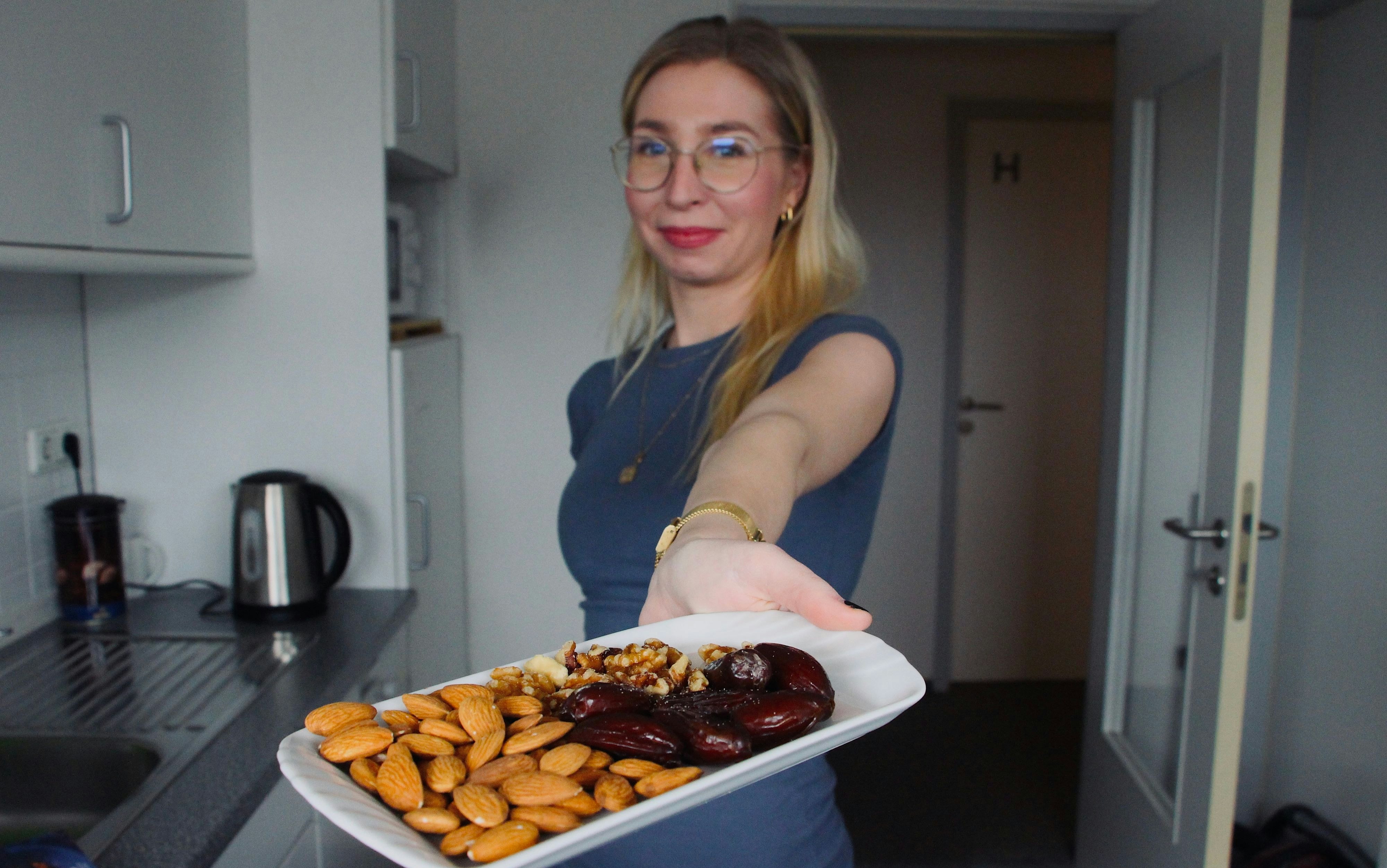 Gesunde Snacks für zwischendurch: Mandeln, Datteln und Walnüsse. Foto: E. Wenzel