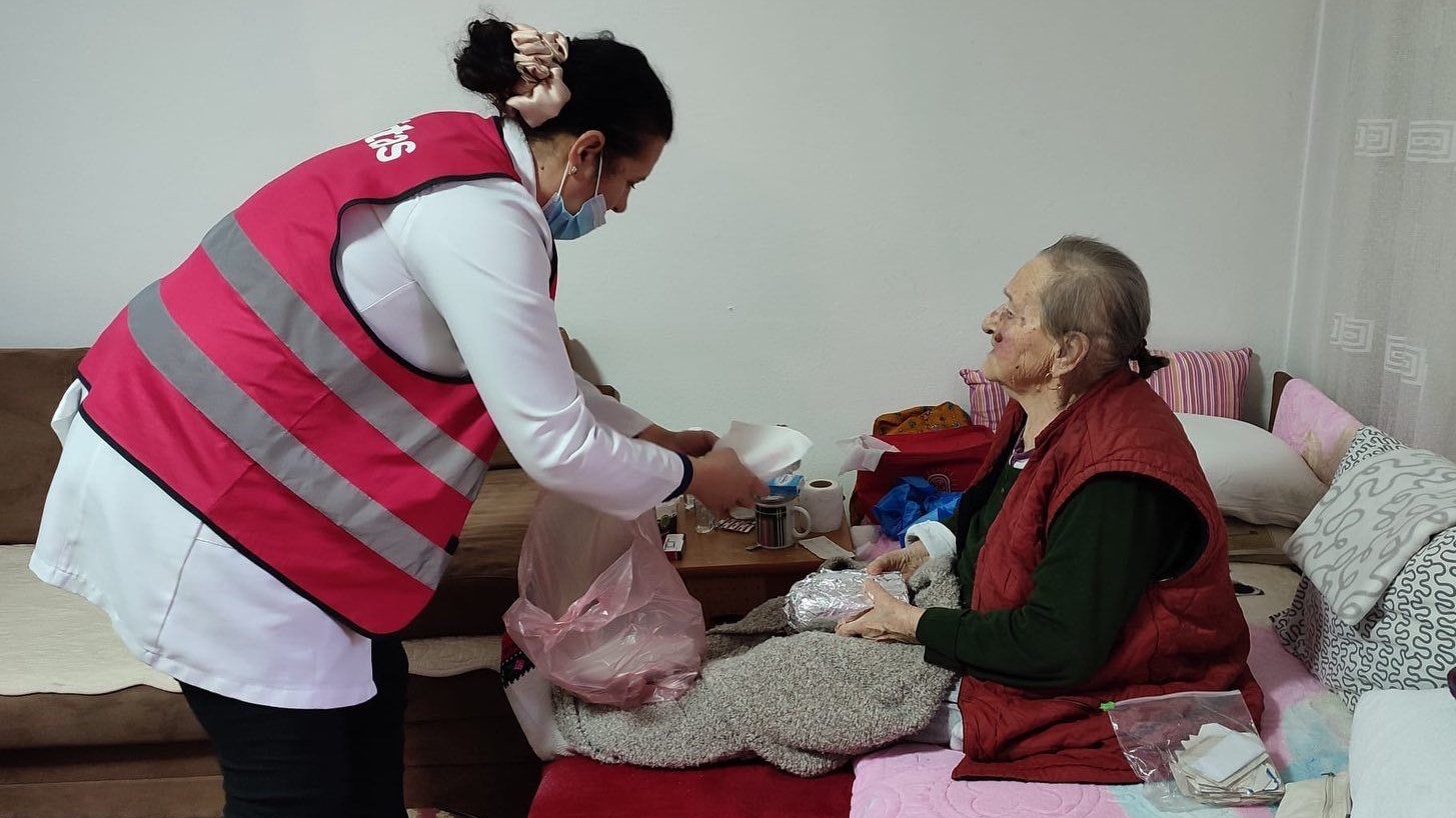 Eine Caritas-Mitarbeiterin hilft einer pflegebedürftigen Dame im Kosovo: Mehr Wissen um mobile und häusliche Pflege wollen sich die Caritas-Kräfte künftig auch im Landkreis Vechta aneignen. Foto: Caritas Kosovo