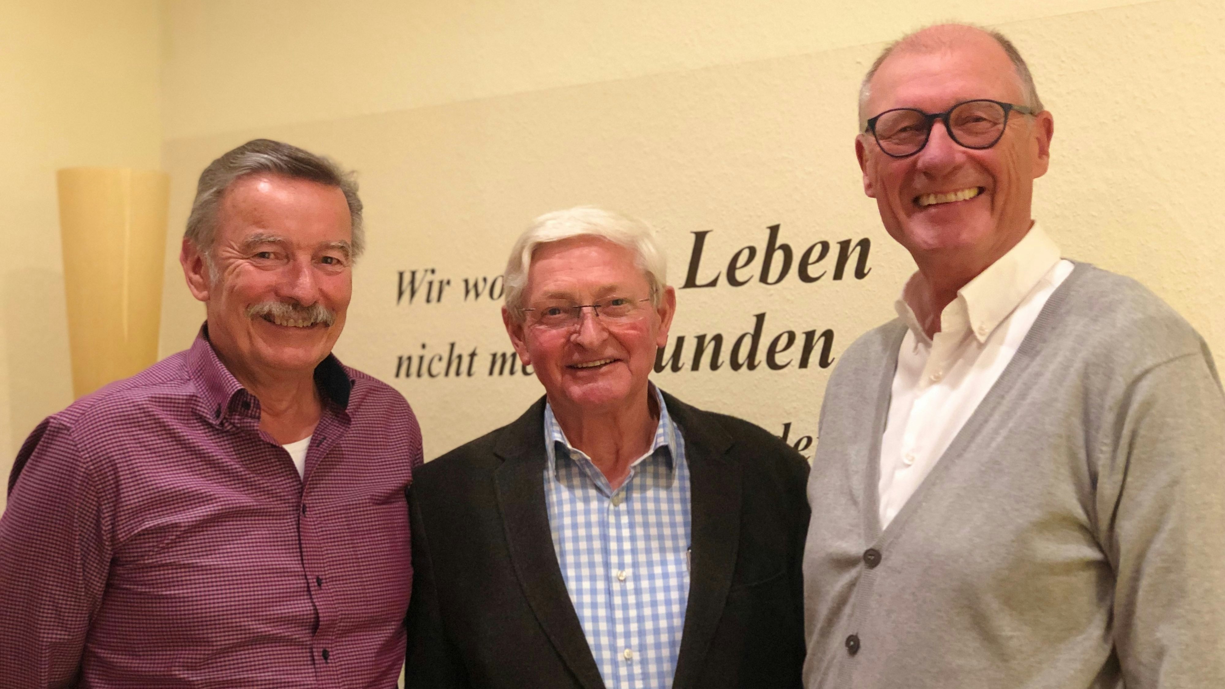 Amtswechsel: Hans Antons (von links) folgt auf Norbert Moormann. Hans-Jürgen Thurau ist Vorsitzender. Foto: Hospizstiftung