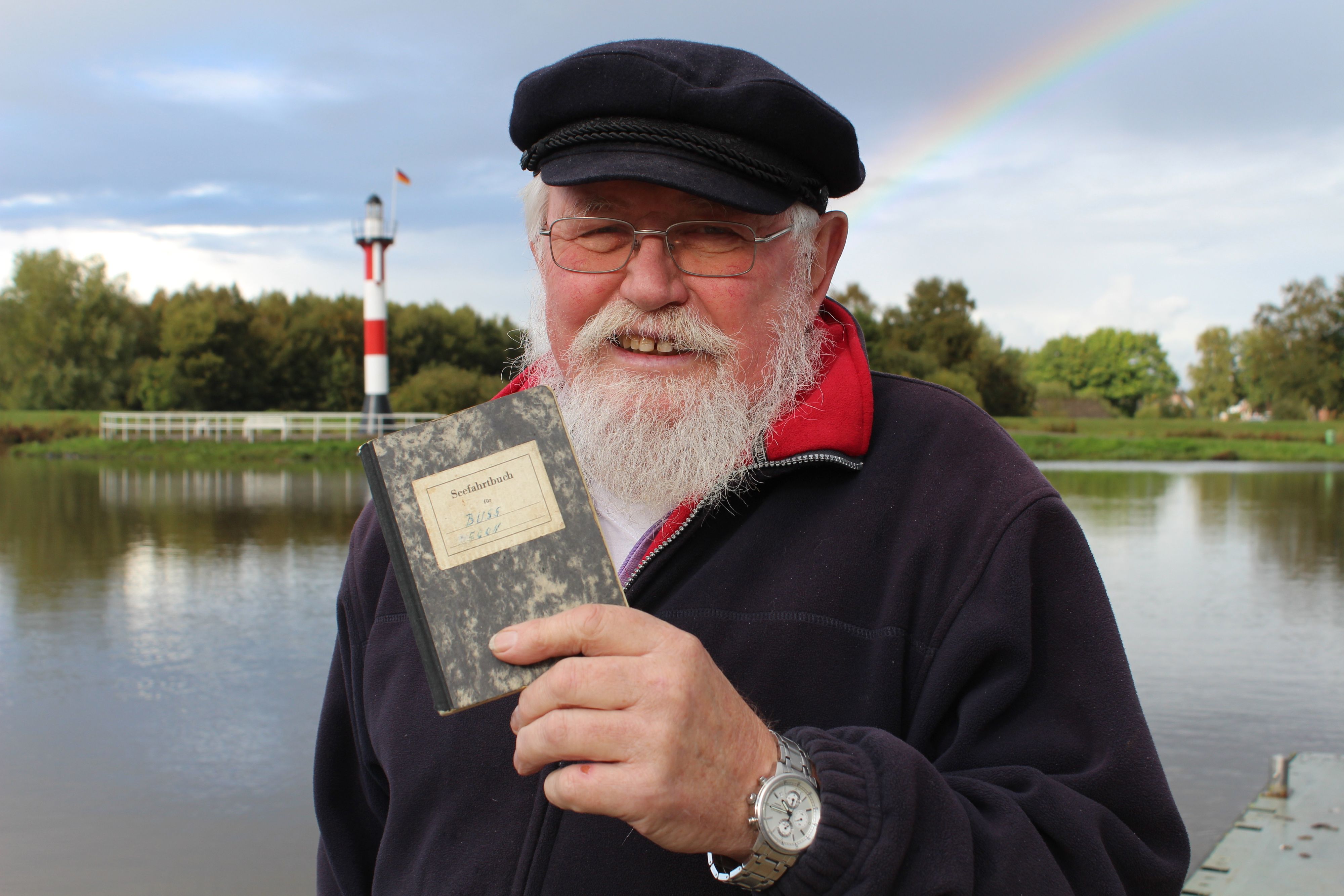 Egon Buß mit seinem Seefahrtsbuch. Das Buch ermöglichte es ihm, als Minderjähriger selbstständig Arbeitsverträge abzuschließen. Foto: Heinzel