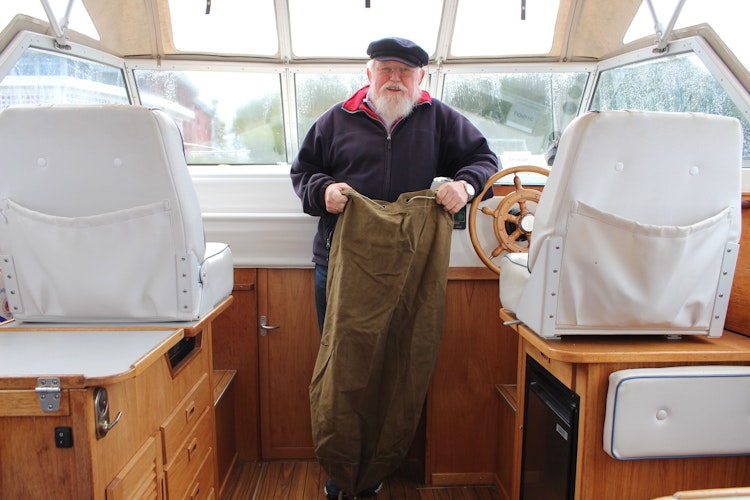 Sein Seesack begleitet Egon Buß, seitdem er mit 15 Jahren als Schiffsjunge auf dem Kümo Hoffnung anheuerte. Foto: Heinzel