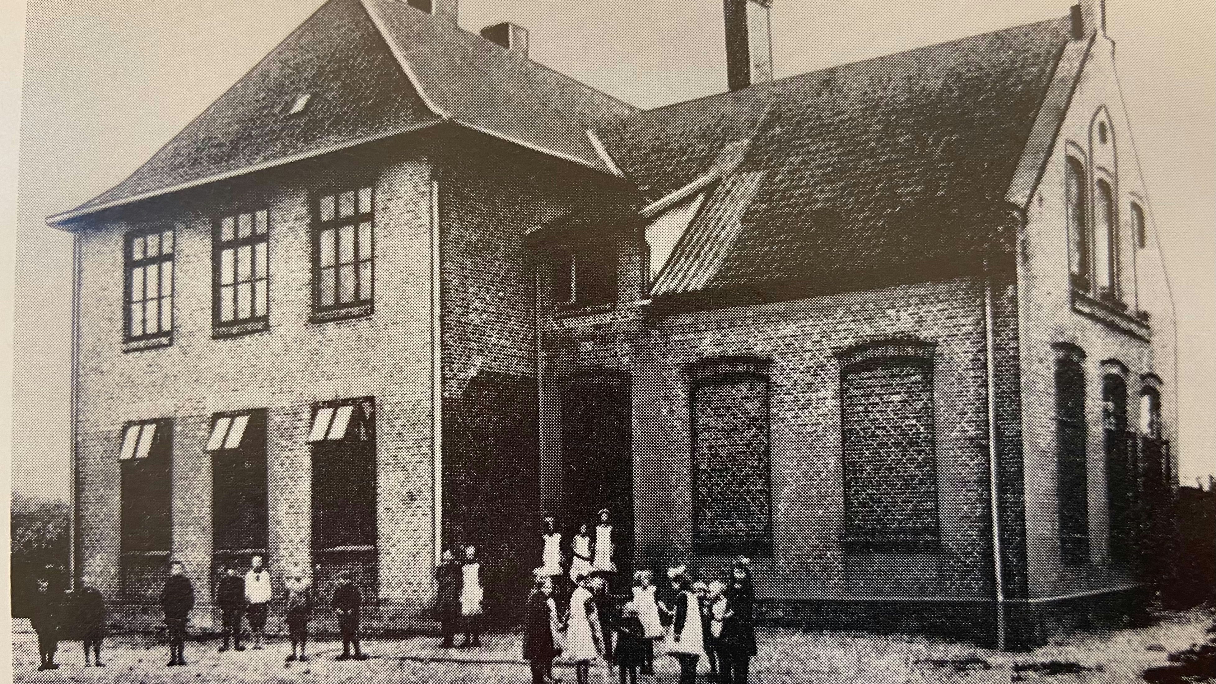Ein Blick in die Geschichte: Die 1898 erbaute Volksschule war die dritte Schule in Garrel. Foto: Chronik Garrel von 1972