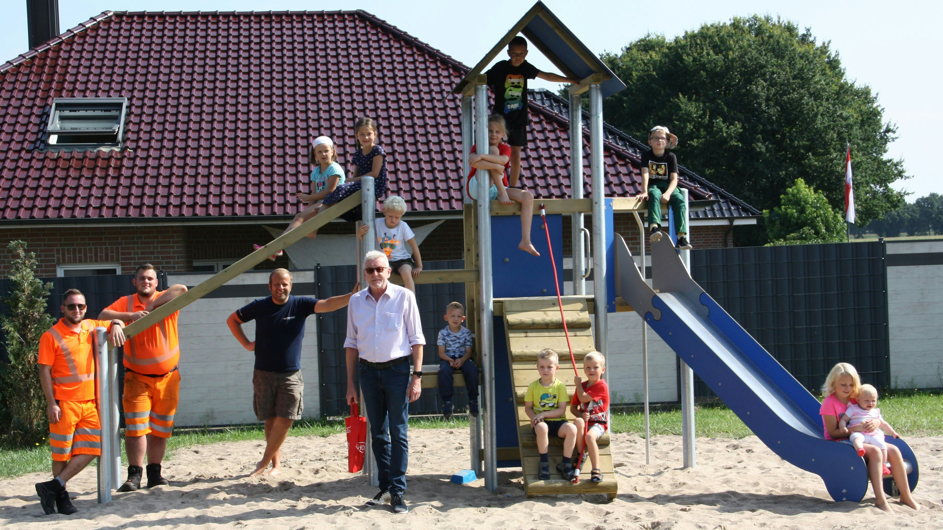 Große Freude: (von links) Lucas Melzow, Niklas Nordhoff, Markus Oevermann, Heiner Themann und die Kinder der Ernst-Böhm-Straße. Foto: Bernhardt