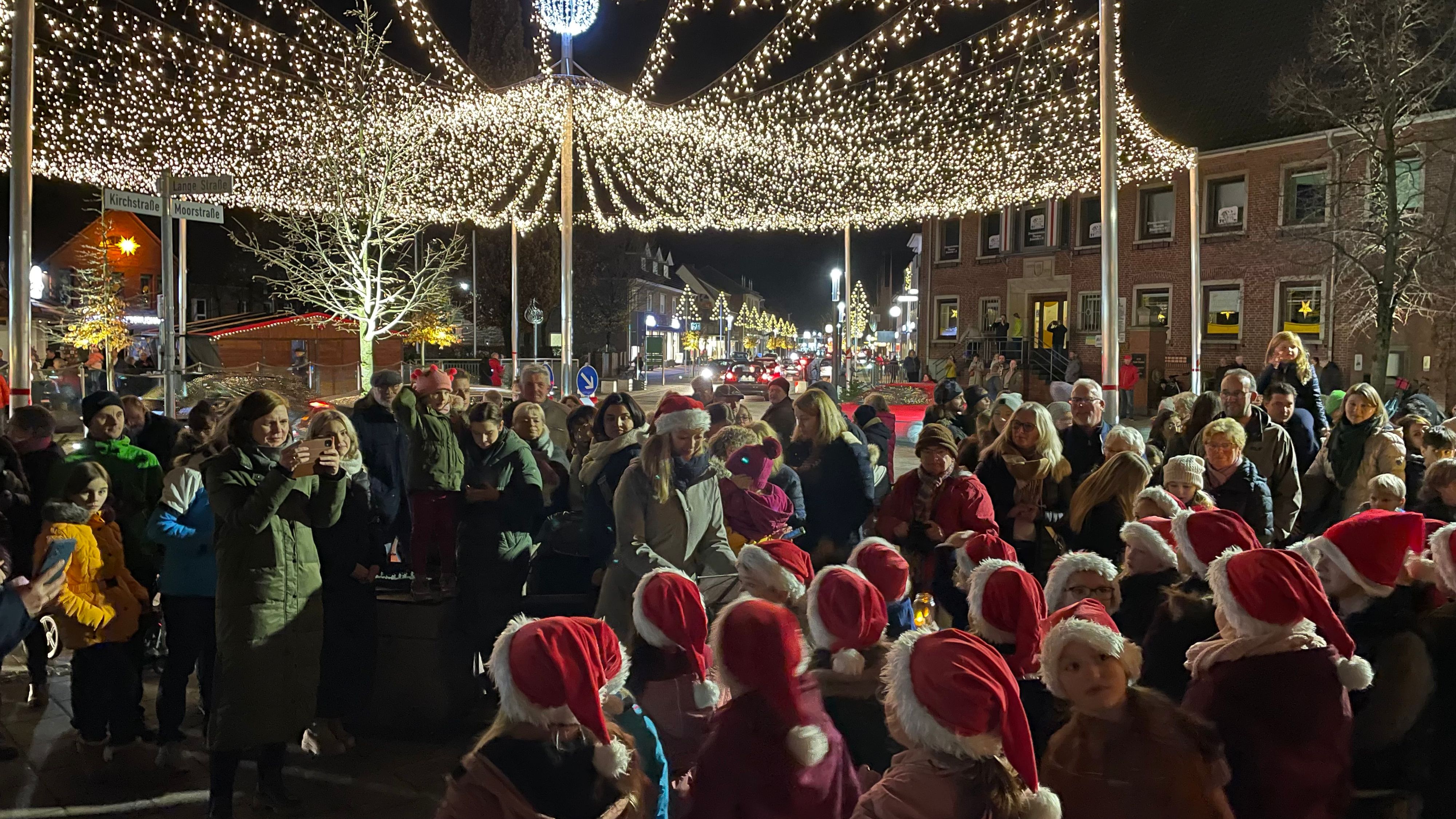 Lichterglanz: Der Chor der Ludgerischule umrahmte den Start der Friesoyther Weihnachtsbeleuchtung mit Weihnachtsliedern. Foto: Stix
