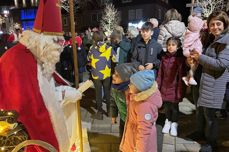 Ohne Berührungsängste: Viele Kinder trauten sich, dem Nikolaus ihre Weihnachtswünsche zu übergeben. Zum Lohn gab es für alle ein kleines Präsent. Foto. Stix