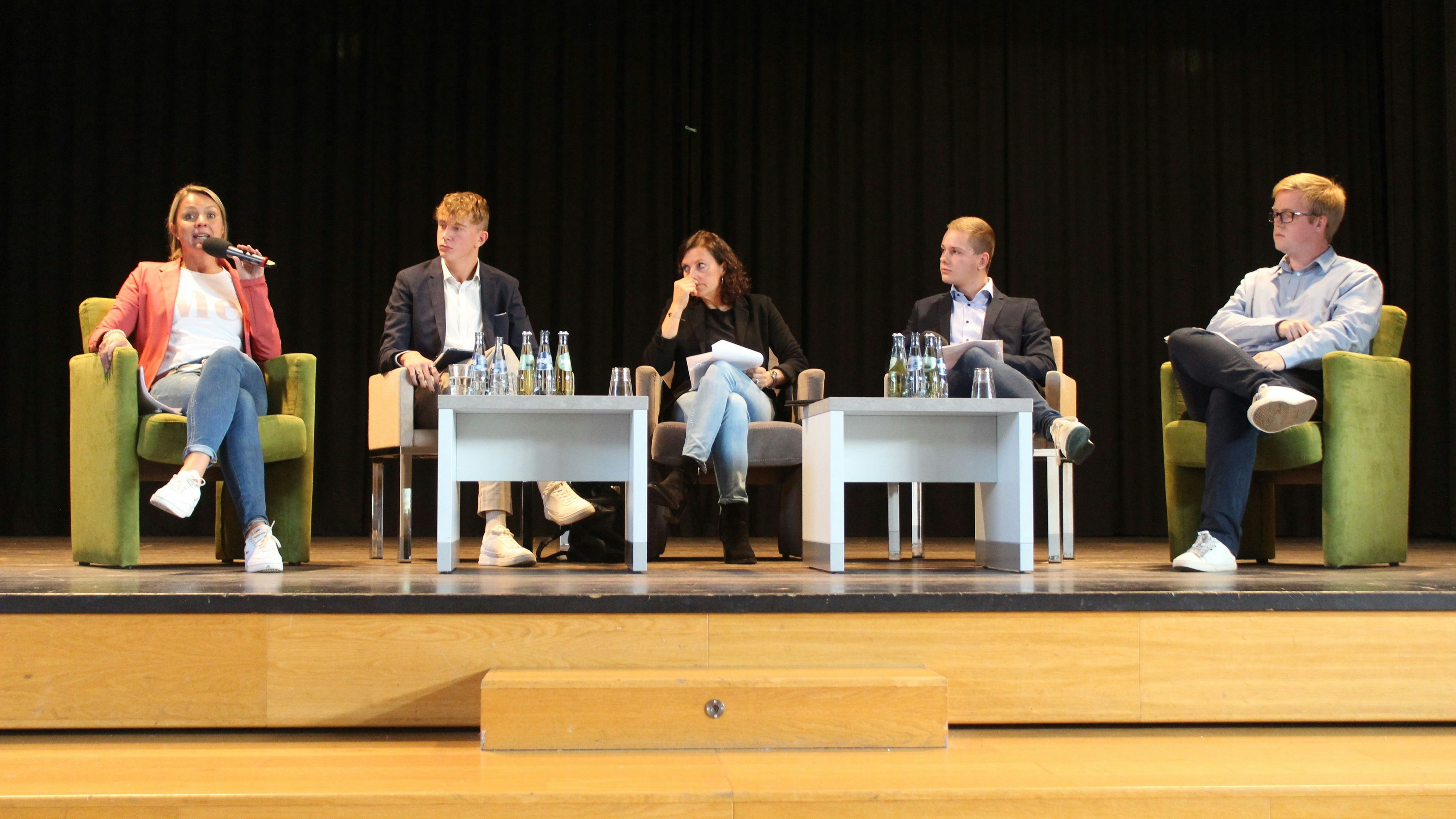 Die Teilnehmer&nbsp; (von links): Imke Haake (FDP), Niklas Steenke, Pia van de Lageweg (SPD), Mattis Düvel und Lukas Reinken (CDU). Foto: Heinzel