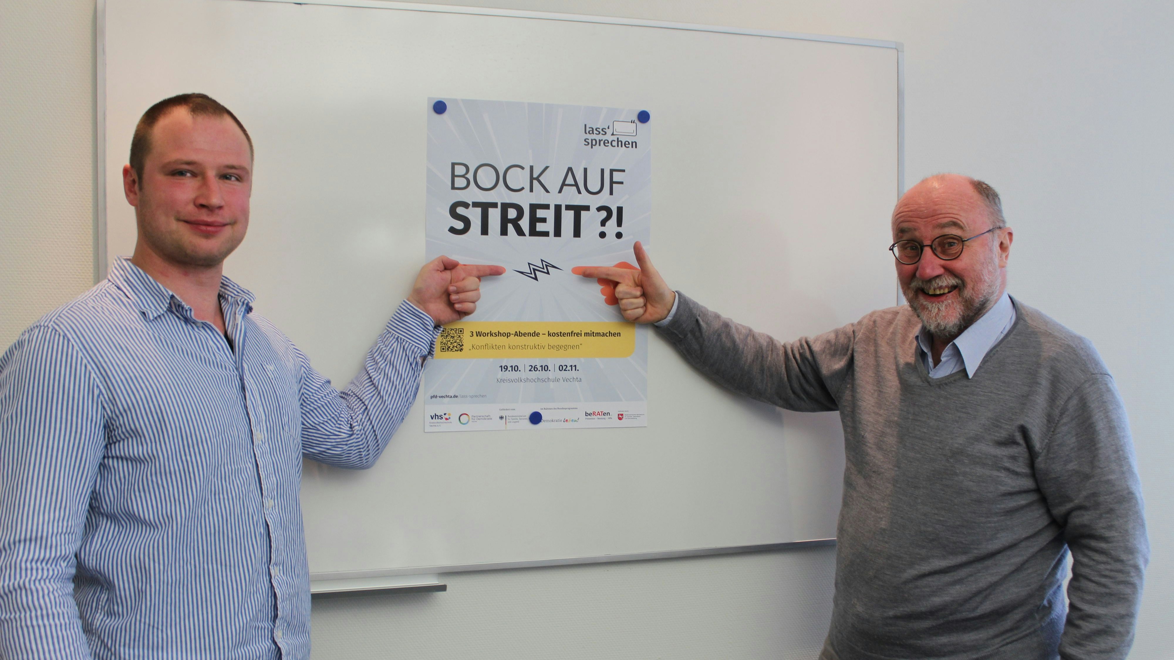 Julian Hülsemann (links, KVHS) und Alfons Wobbeler (rechts, Teilnehmer) sind neugierig auf den Workshop.&nbsp; Foto: Heinzel