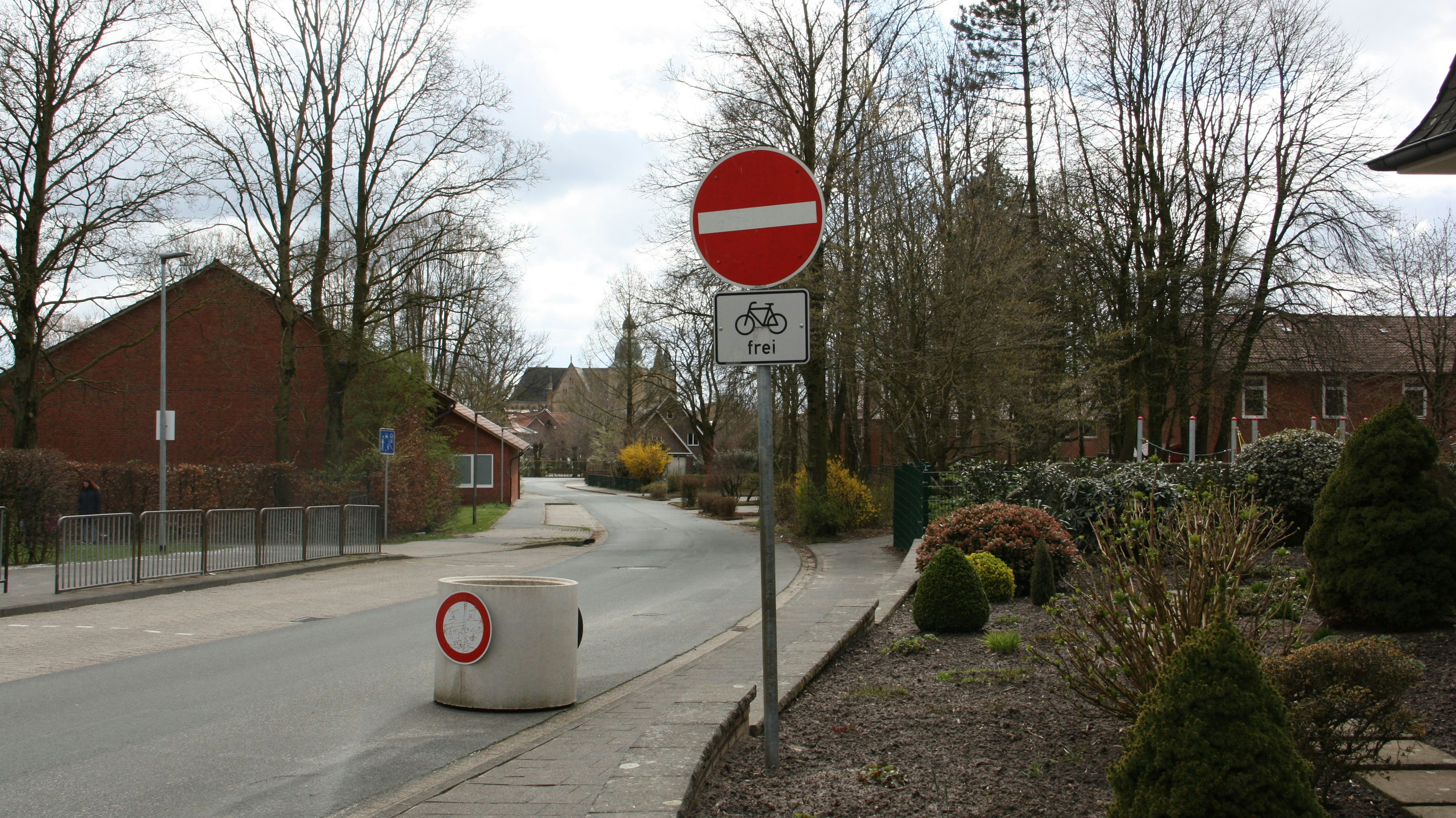 Freie Fahrt für Fahrradfahrer: Die Dammer Einbahnstraße "Grüner Weg" ist für Radfahrer in Gegenrichtung geöffnet. Foto: Kessen