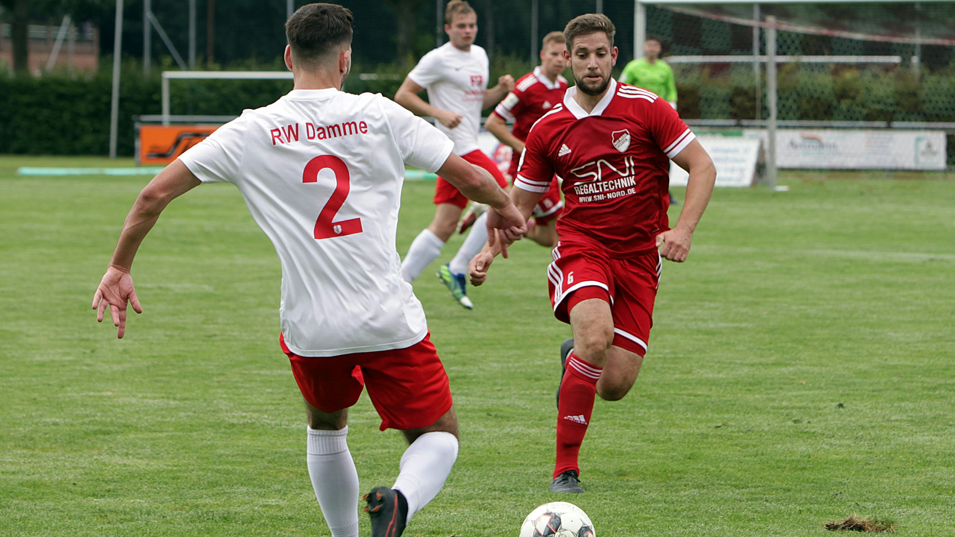 Kampf um den Ball: Dammes Thorben Jaschek (links) im Duell mit Visbeks Spieler Maximilian Reinke (rechts). Foto: Schikora