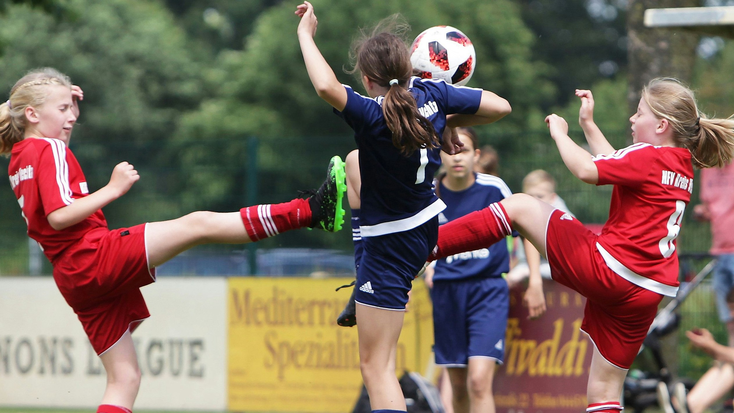 Auch die Kleinen dürfen loslegen: Der Jugendfußball kehrt in den Spielbetrieb zurück. Foto: Schikora