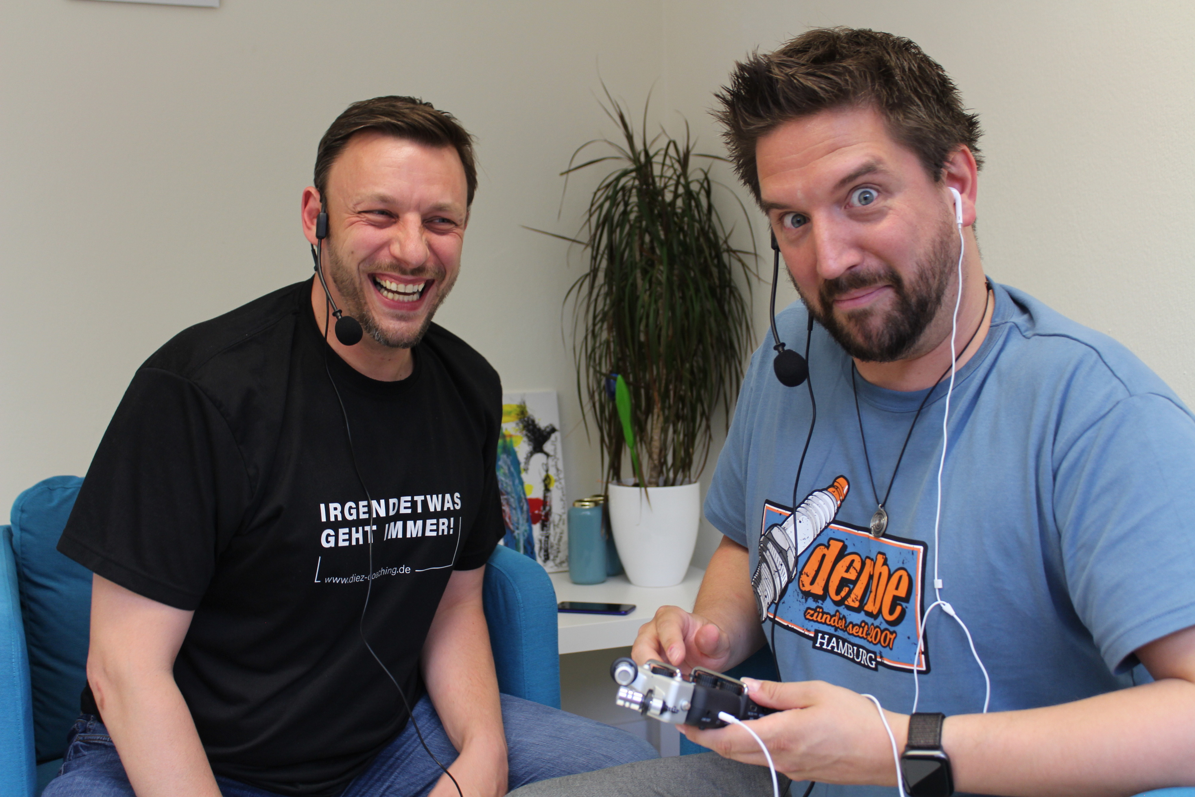 Jens Diez (links) und Florian Hinxlage starten am Freitag mit der ersten Folge ihres Podcasts "Ne gute (Halb)Zeit".&nbsp; Foto: Heinzel