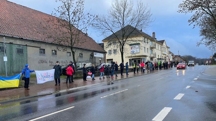 Eine Menschenkette für den Frieden ist am 24. Februar 2023 zwischen Münster und Osnabrück gebildet worden. Foto: Gruhn