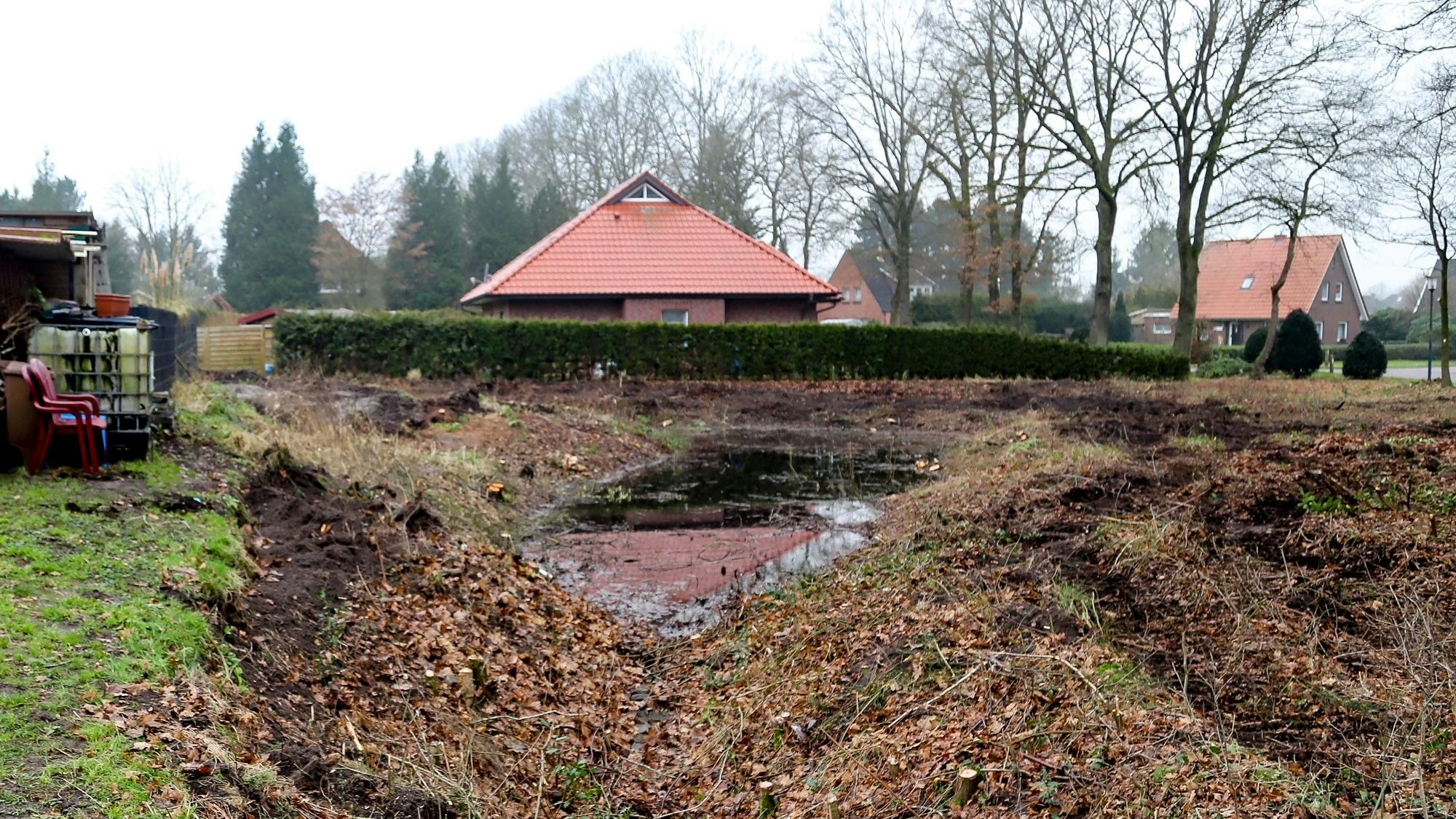 Sorgt für Diskussionen: Einige Anwohner empfinden den Kahlschlag beim Regenrückhaltebecken am Baugebiet "Hasenkamp" in Harkebrügge als zu rigoros.&nbsp; Foto: Passmann