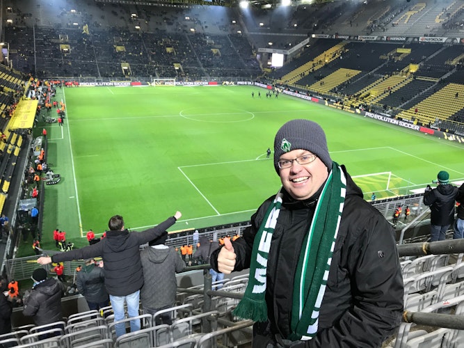Auch Fußball interessiert ihn: Christian Johannes ist Werder-Fan, hier beim Spiel in Dortmund. Foto: Johannes