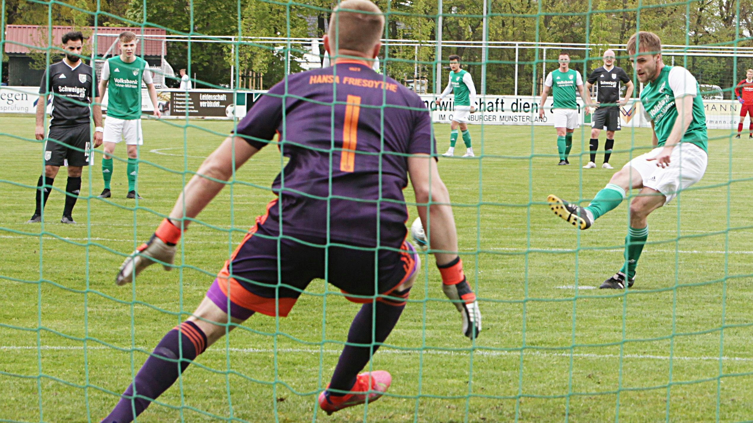 Das 1:0 für Mühlen: Tom Ungemach trifft per Elfmeter gegen Hansa Friesoythe. Foto: Schikora