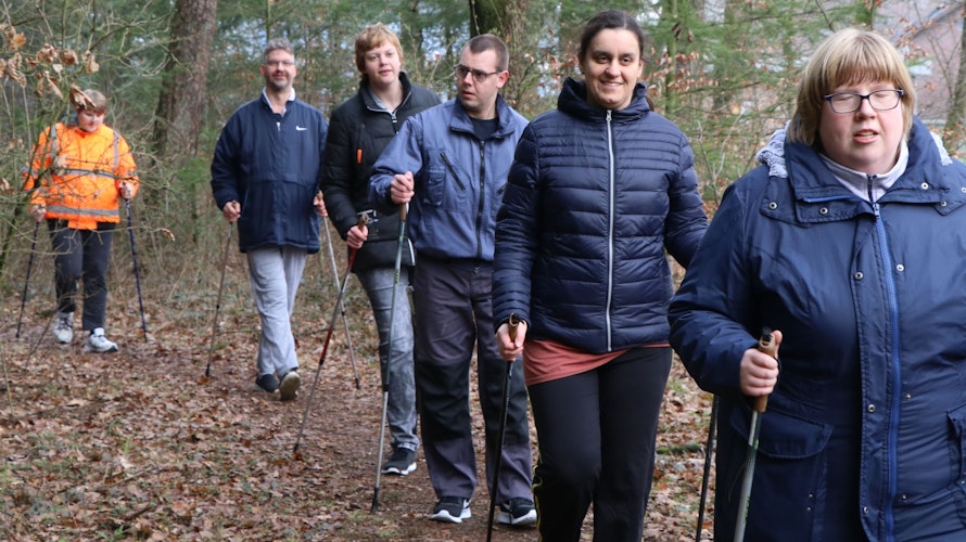 Walking im Wald: von links Jürgen Rusche, Carolin Pohlmann, Philipp Möllers, Renate Asmus und Marlene Lammers. Foto: Osterhues