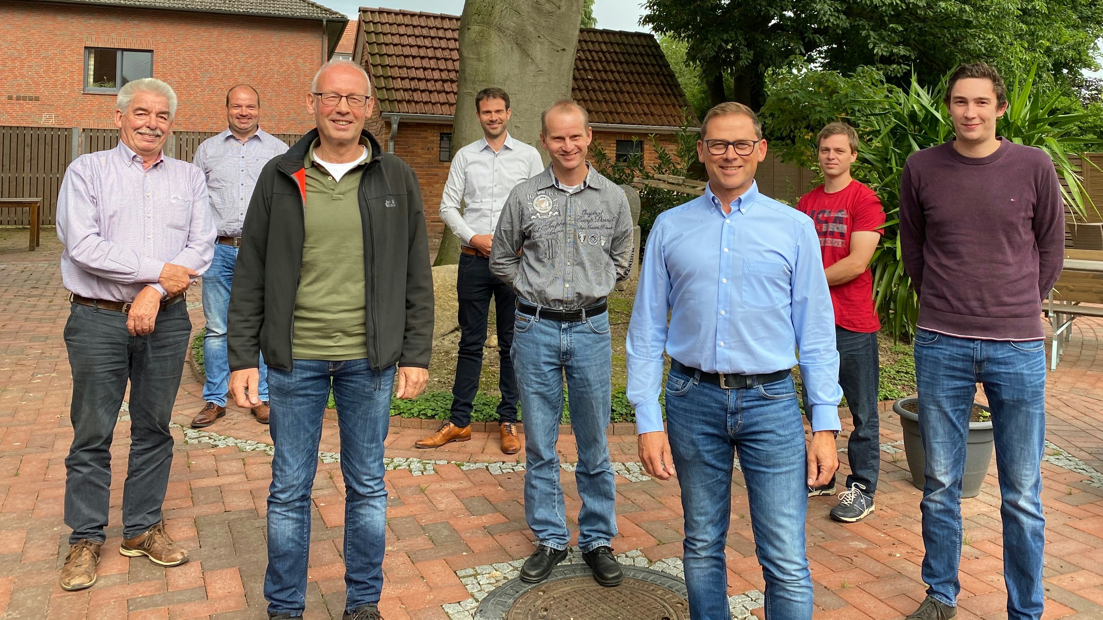 Vorstand und Aufsichtsrat: Die Geschäfte der Genossenschaft führt Uwe Wilms (Dritter von rechts), als Aufsichtsratsvorsitzender wirkt der Langfördener Rudolf Cordes (links). Foto: Cordes