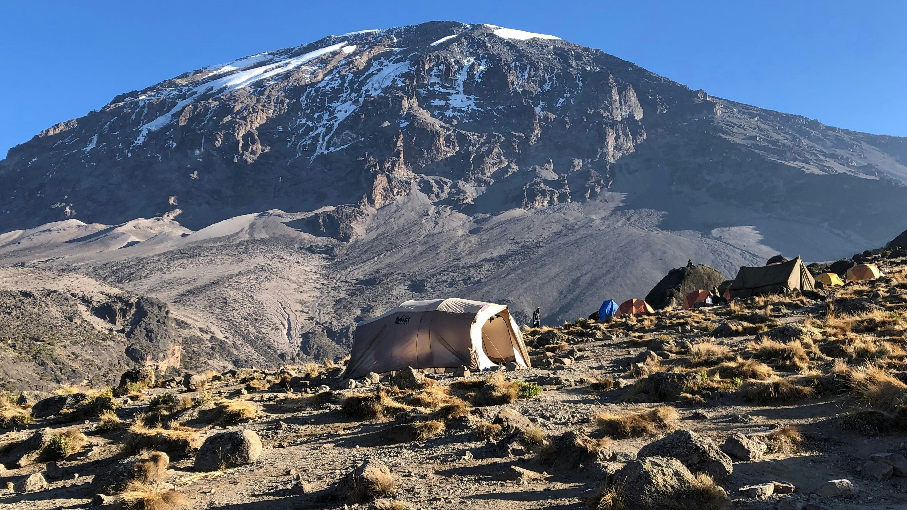 Romantischer Blick aus dem Basis-Camp: Das Bergmassiv des Kilimanjaro im Nordosten von Tansania.&nbsp;Foto: Privat