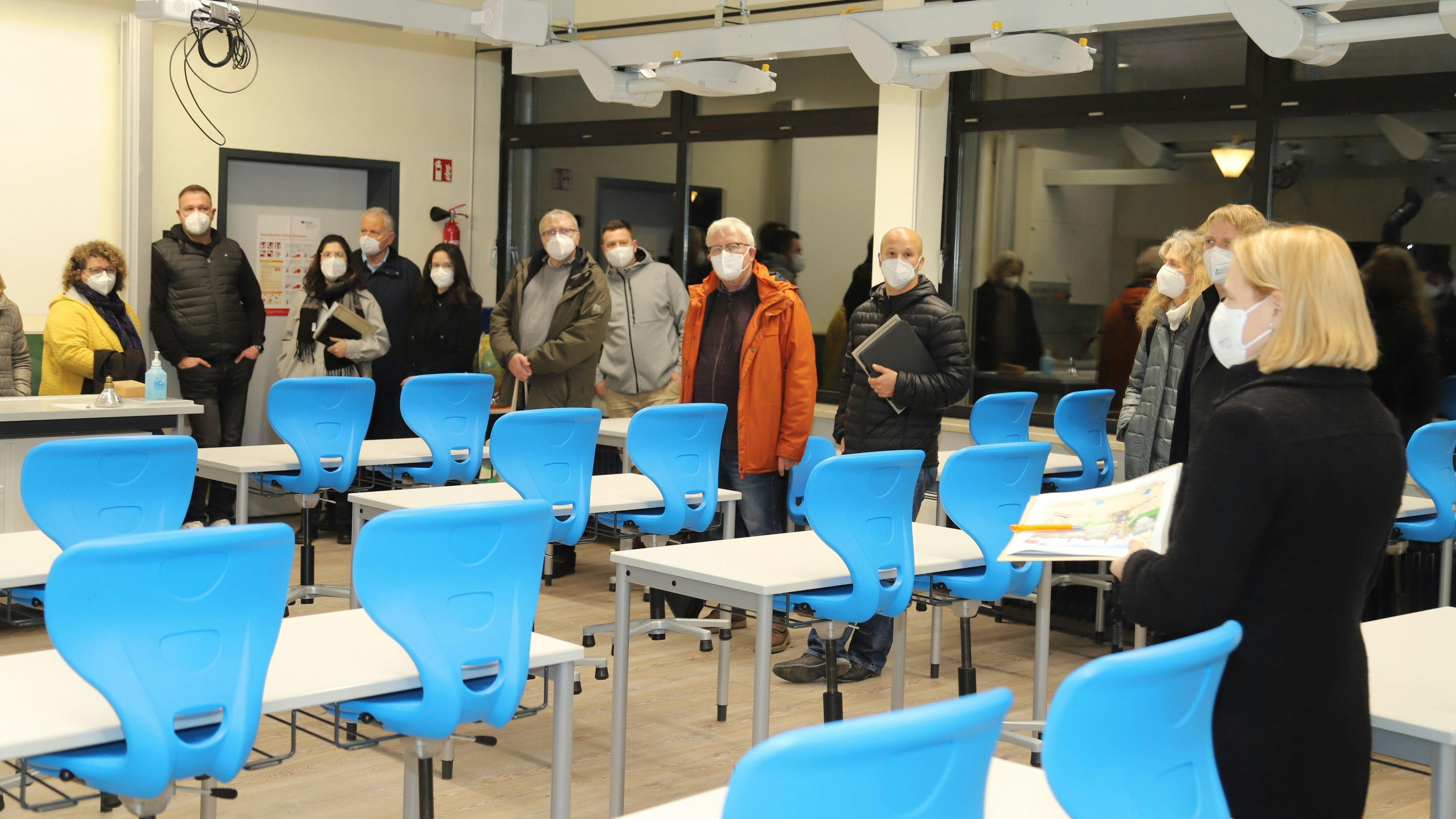 Einblick: Bei einer Bereisung verschafften sich die Mitglieder des Schulausschusses einen Überblick über die Schulen, hier in der IGS Barßel.&nbsp; &nbsp; Foto: Passmann
