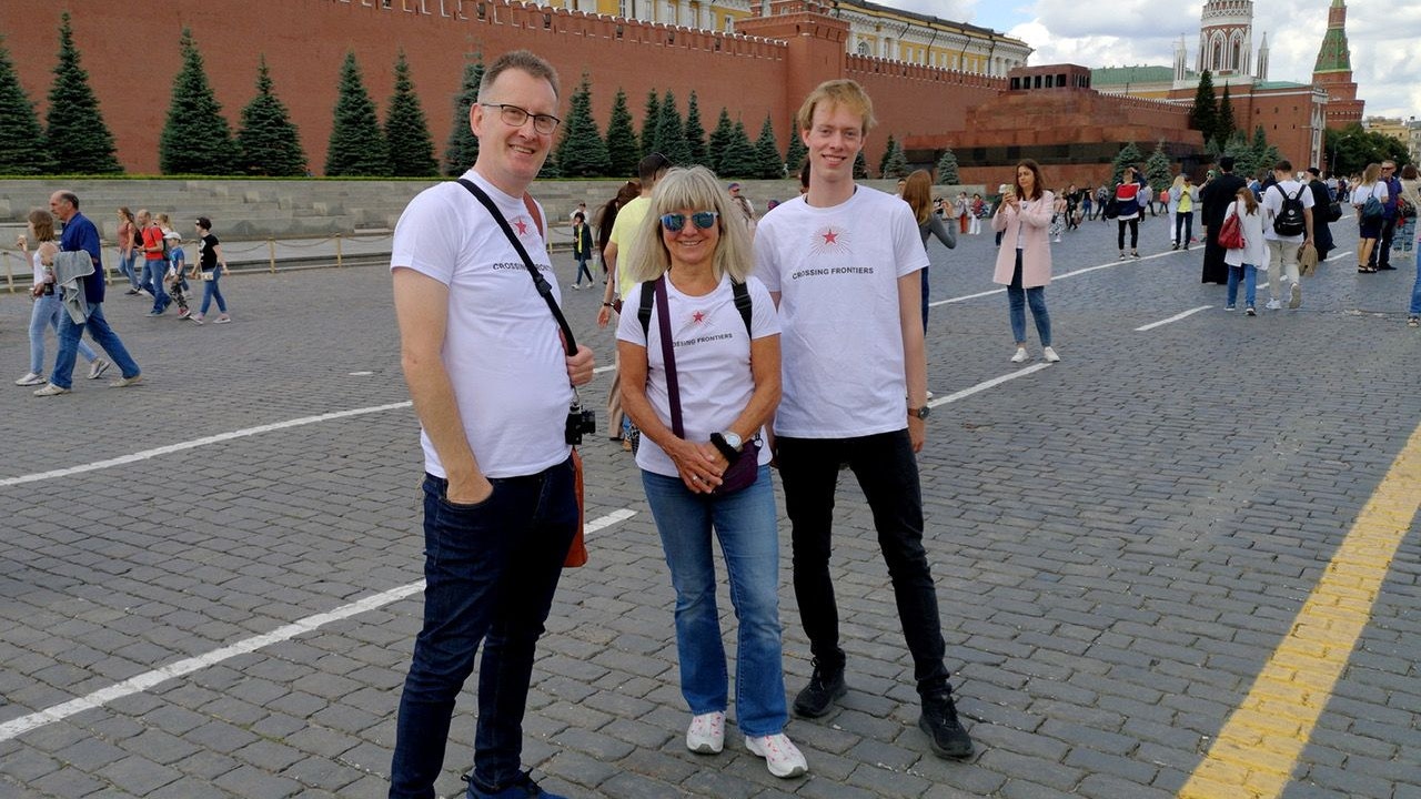 Den Kreml im Rücken: Martin von den Driesch (links) mit Andrea Perrot und Jakob Schmidbauer im Juli 2019 während einer&nbsp;Friedensexpedition auf dem Roten Platz in Moskau. Foto: von den Driesch