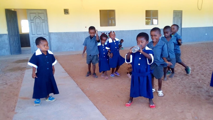 Kinder in Cuvelai in Angola: Auch mit Unterstützung von Sportler gegen Hunger“ entsteht hier eine neue Schule.