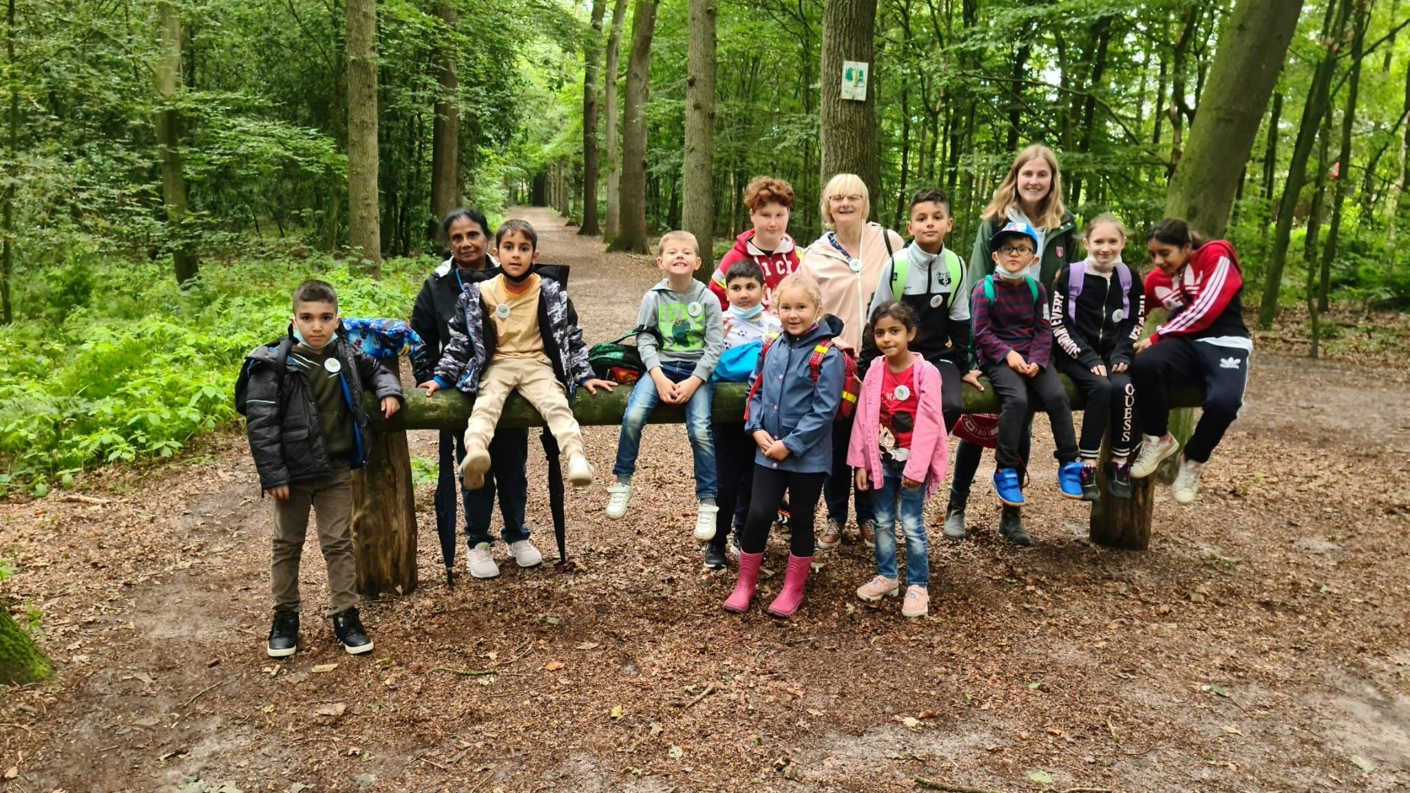 Spiel und Spaß im Sprachcamp: Am Donnerstag erkundeten die Kinder den Hopener Wald in Lohne. Foto: Sommer