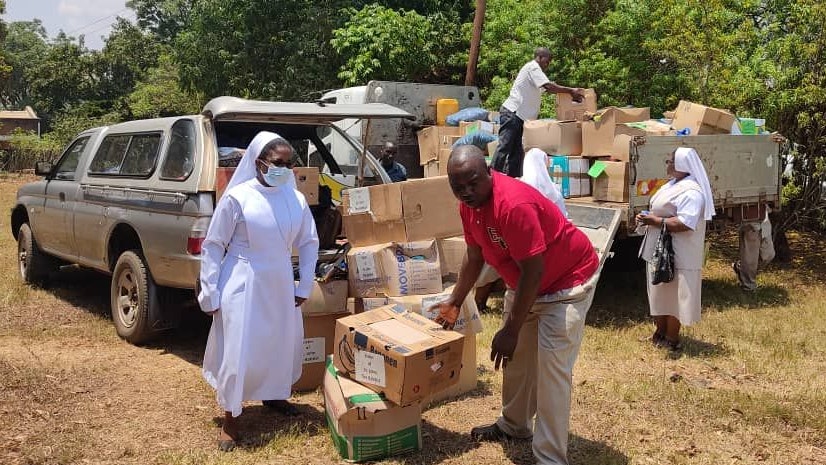 Endlich am Ziel: Die Spenden, die der Verein „Hilfe für Malawi“ zusammengetragen hat, werden auf dem Gelände des Bischofshauses in Lilongwe umgeladen und verteilt. Foto: Böttcher