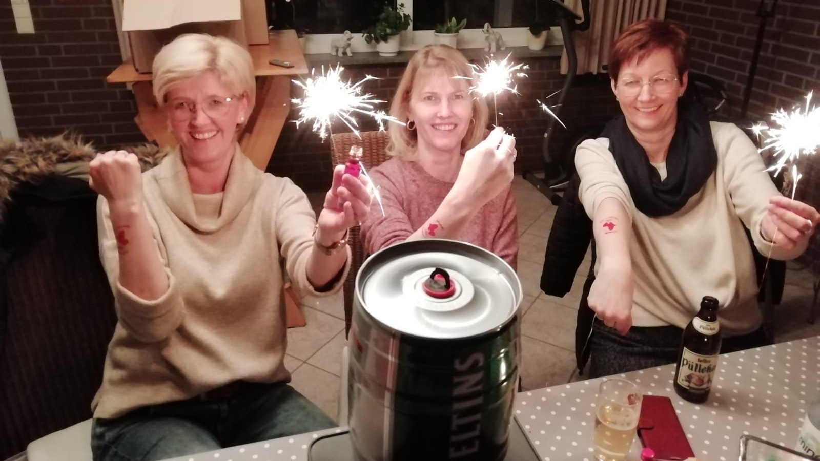 Viel Spaß mit der Bier-Box: Edith Themann, Steffi Themann und Andrea Scheele (von links). Foto: BWL / SgH-Team